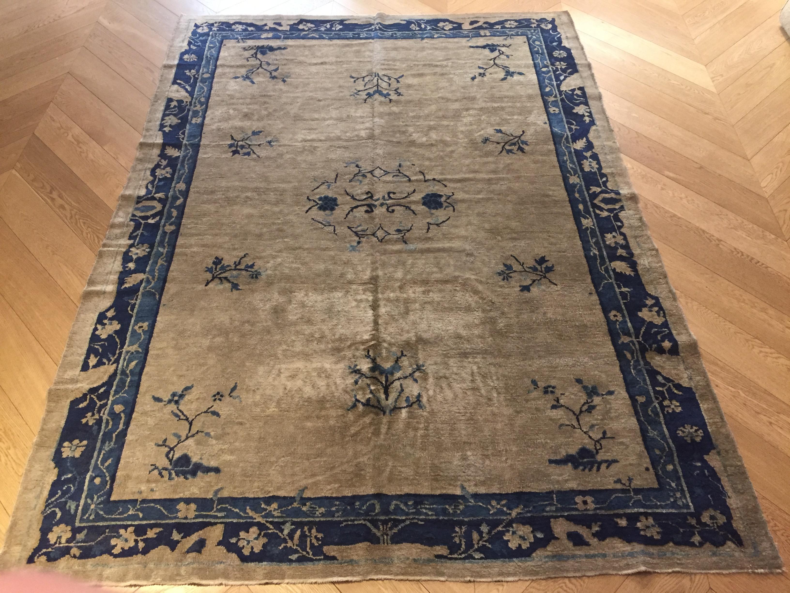 These rugs are characterized by the elegance of the tones and the refinement of the design that is linked to the art of decoration of the blue white porcelain of the Ming period.

In our example the wool is particularly soft and silky, selected in