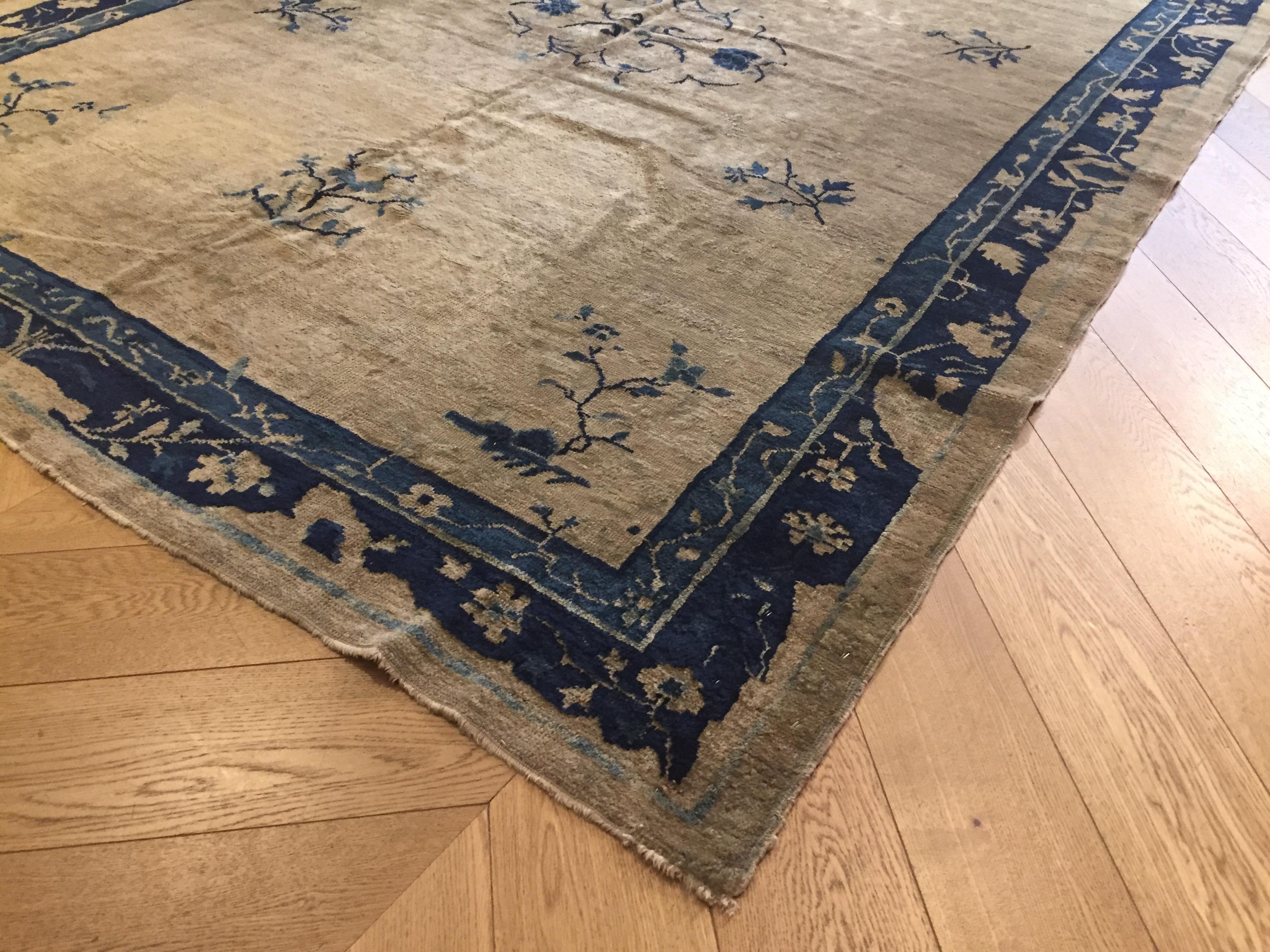 Chinoiserie 19th Century Peking Hand-Knotted White and Blu Luxury Decoration Rug For Sale