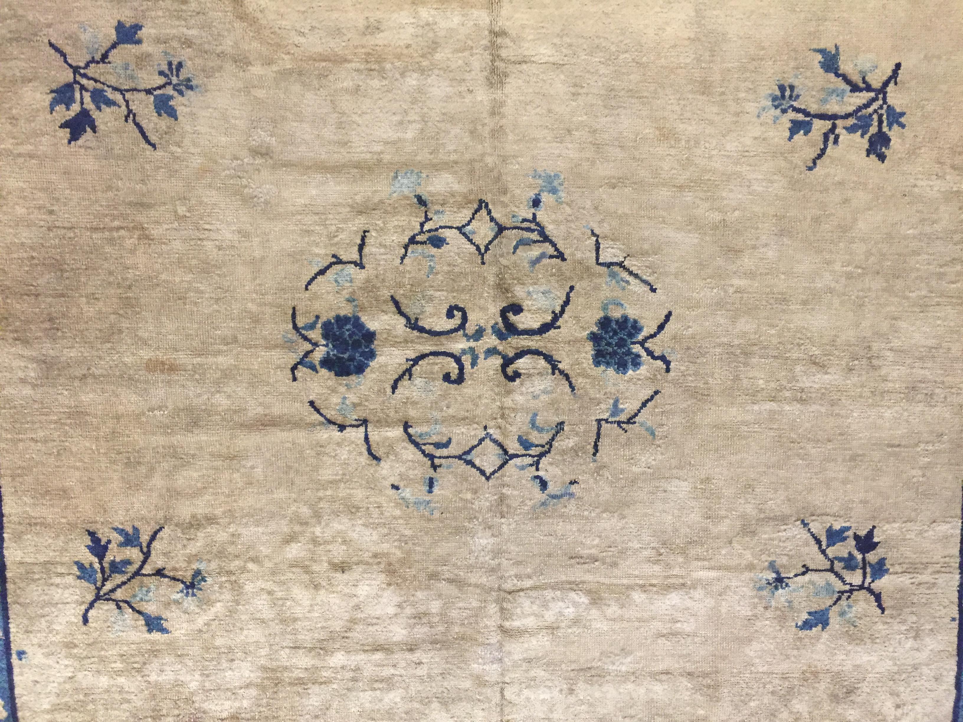 Chinesischer handgeknüpfter weißer und blauer Teppich mit luxuriöser Dekoration aus dem 19. Jahrhundert (Wolle) im Angebot