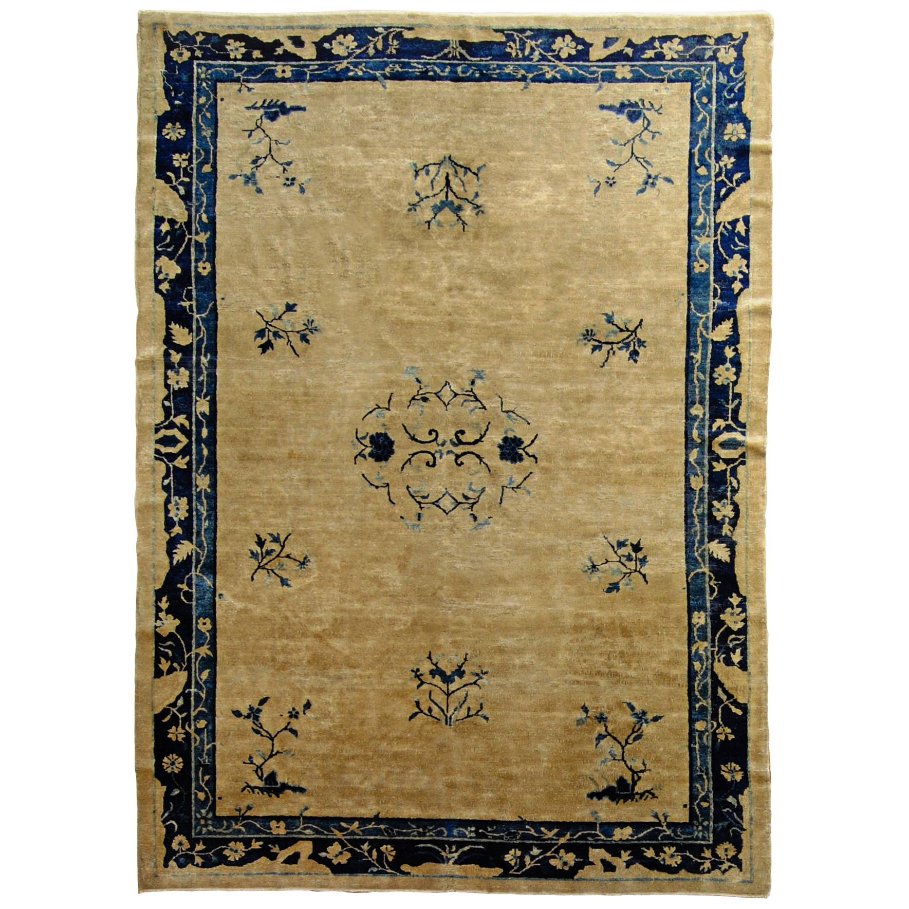 Chinesischer handgeknüpfter weißer und blauer Teppich mit luxuriöser Dekoration aus dem 19. Jahrhundert im Angebot