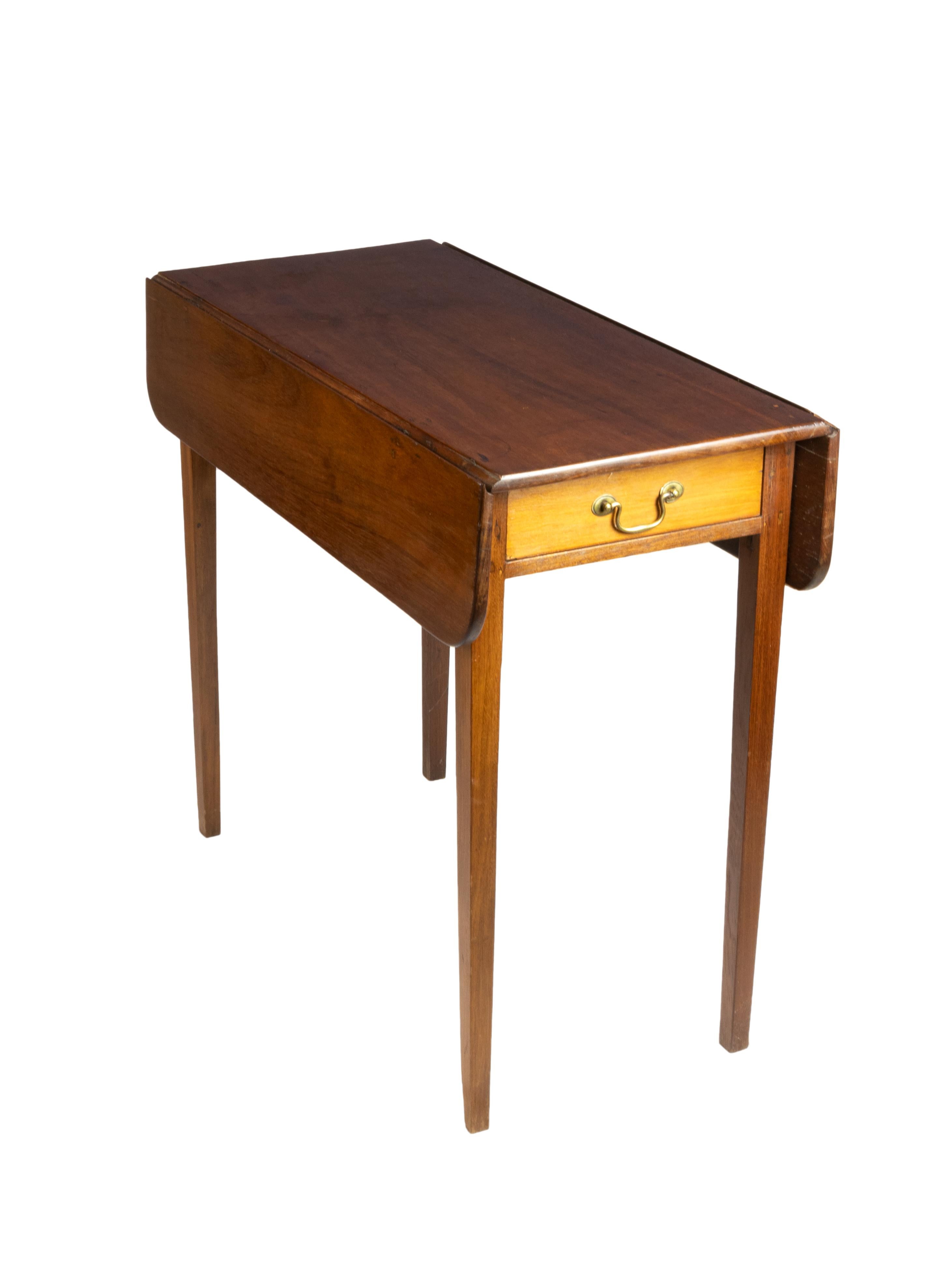 Ein Pembroke Klapptisch, in verschiedenen Hölzern mit einer Schublade, ein elegantes portugiesisches Werk des 19. 

Höhe 75,7 cm 
87,2 x 41,8 cm Jede Klappe: 19.7
