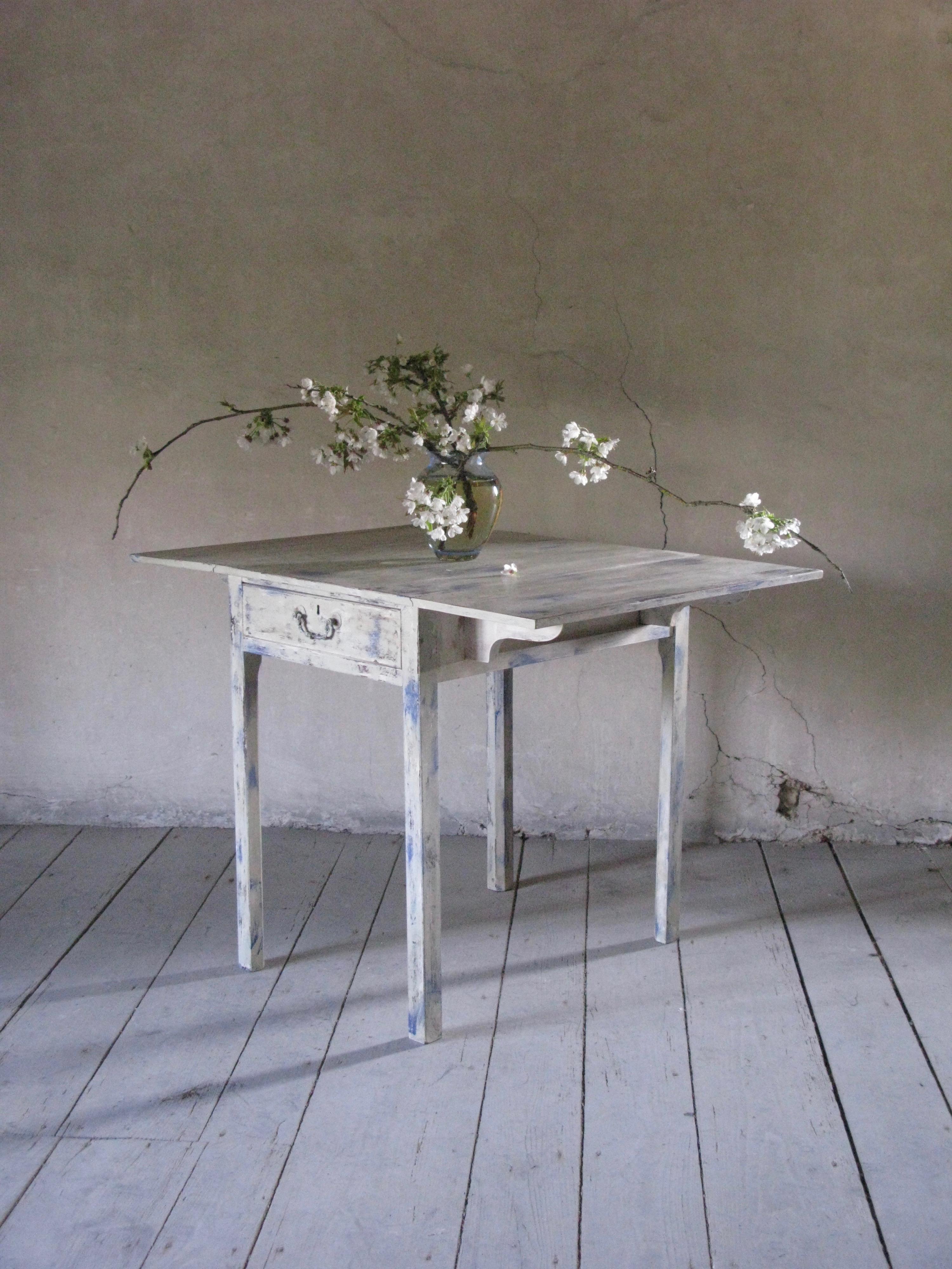 Cute antique Pembroke table with square feet.
19th century.

This table is such a piece which stands out on a lovely spot in your house
painted.

The middle part is 46 cm
2 separate leaves of 24.5 cm
1 drawer.

Word from the owner
During these