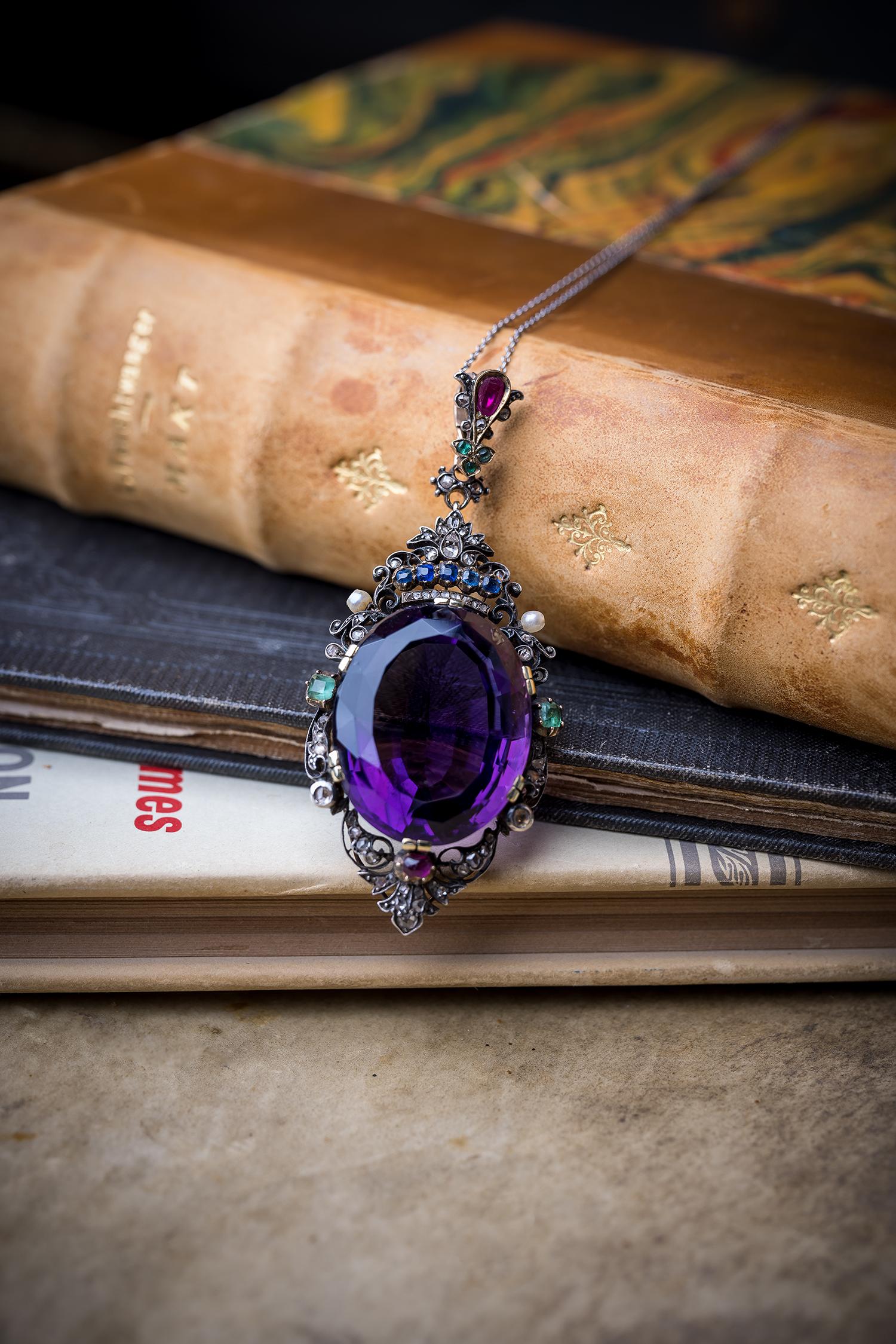 Anhänger aus dem 19. Jahrhundert mit einem 45 Karat Amethyst unter einer Saphirkrone (Neorenaissance) im Angebot