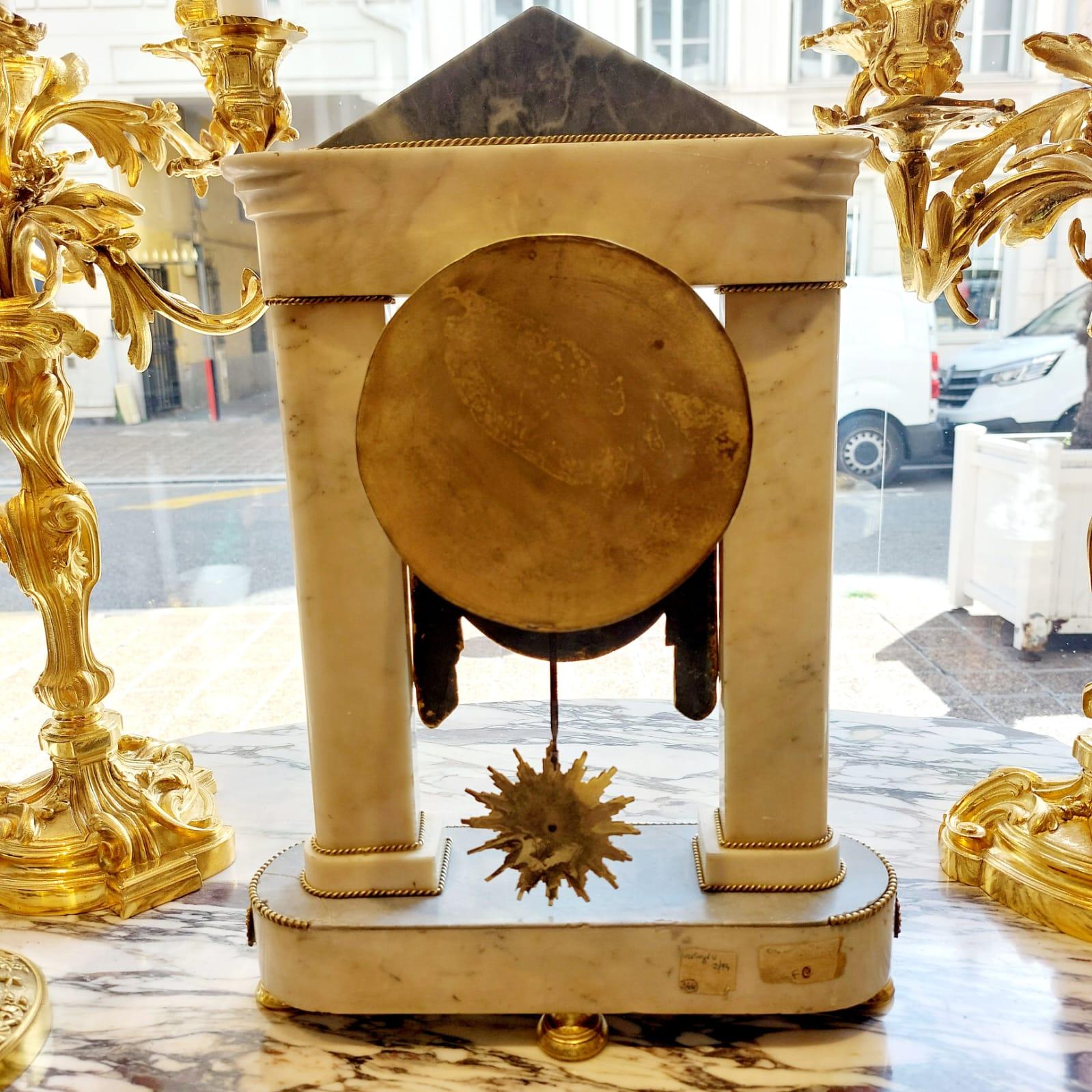 Empire period portico clock in white marble and gilt bronze, 19th century For Sale 4