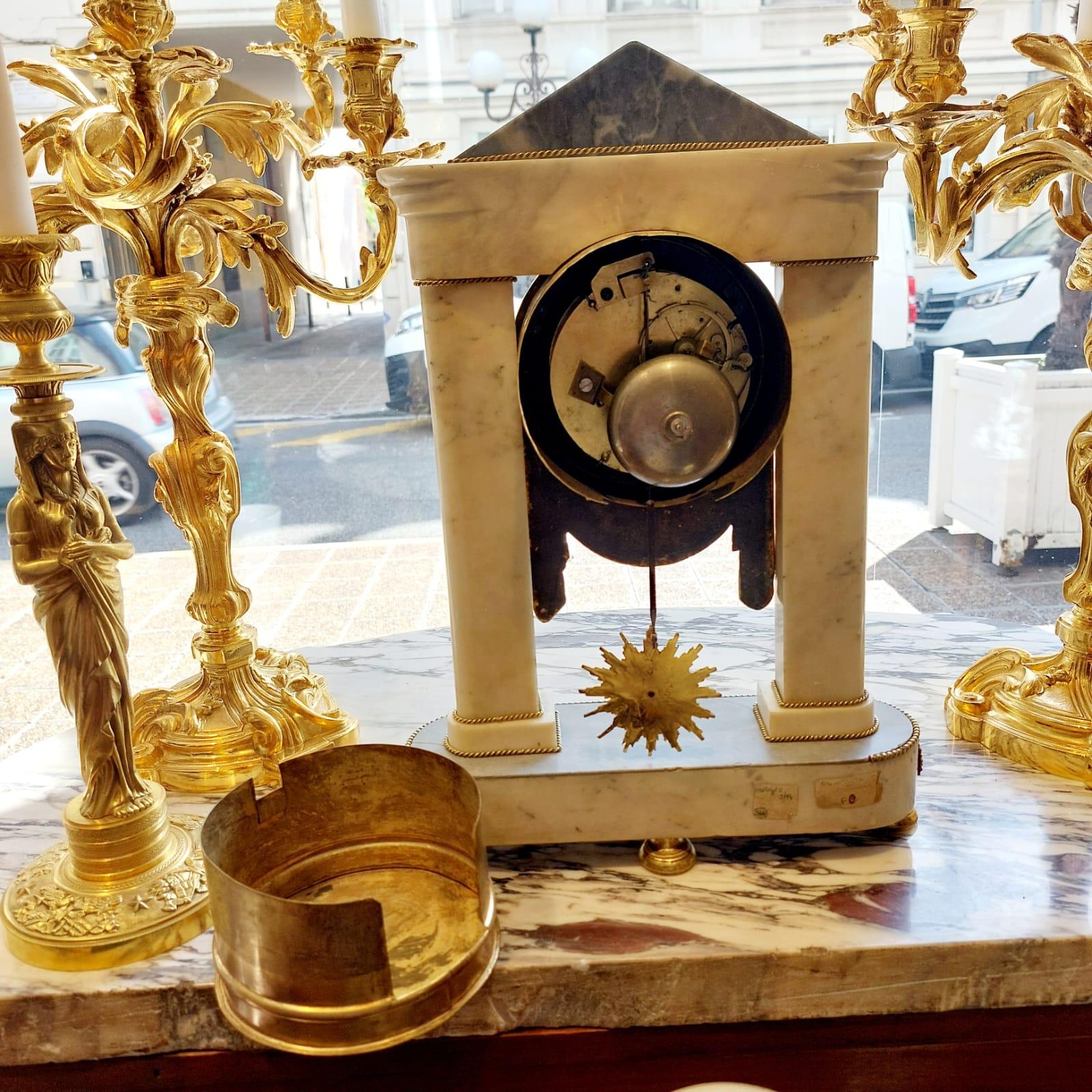 Empire period portico clock in white marble and gilt bronze, 19th century For Sale 5