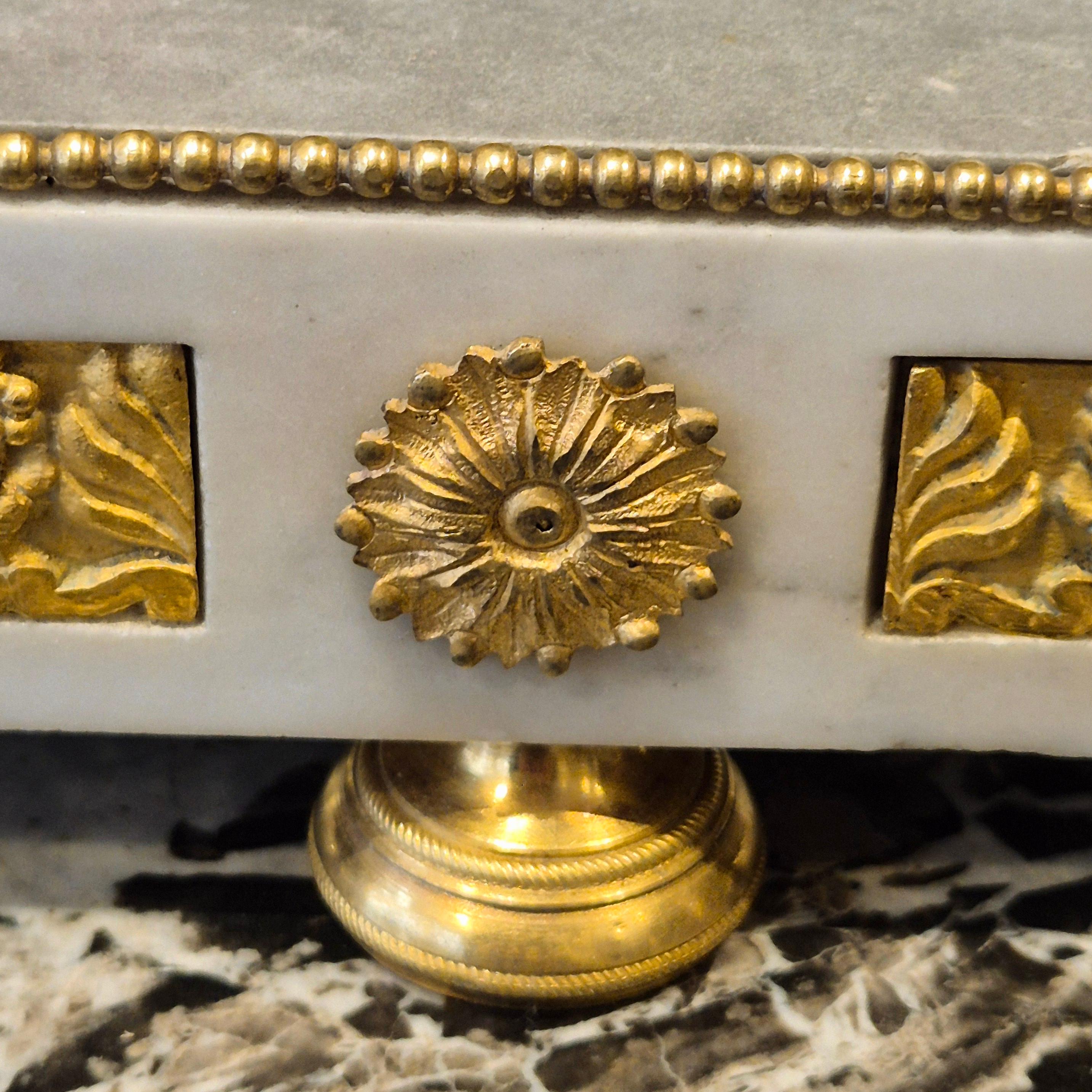 Empire period portico clock in white marble and gilt bronze, 19th century For Sale 7