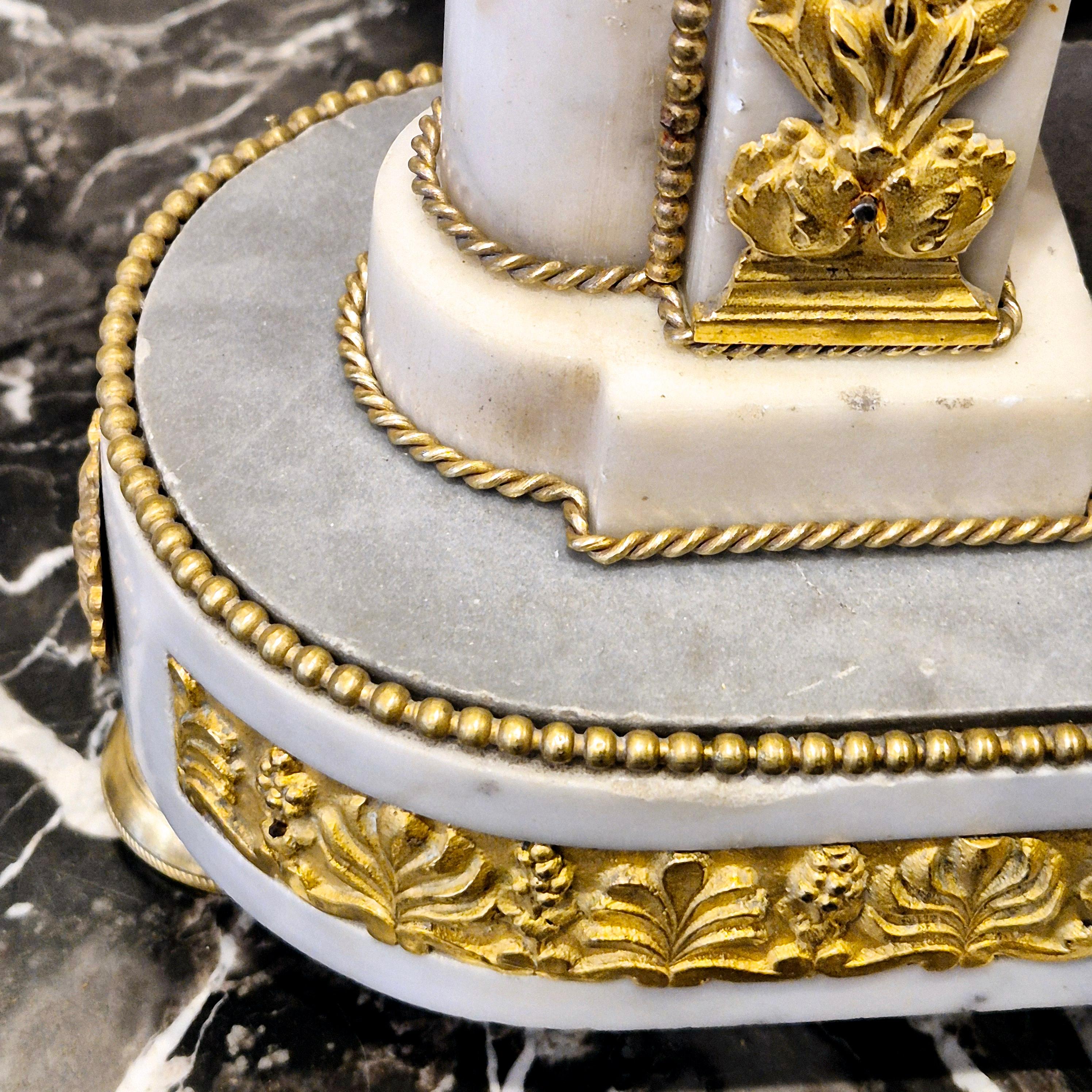 Empire period portico clock in white marble and gilt bronze, 19th century For Sale 8