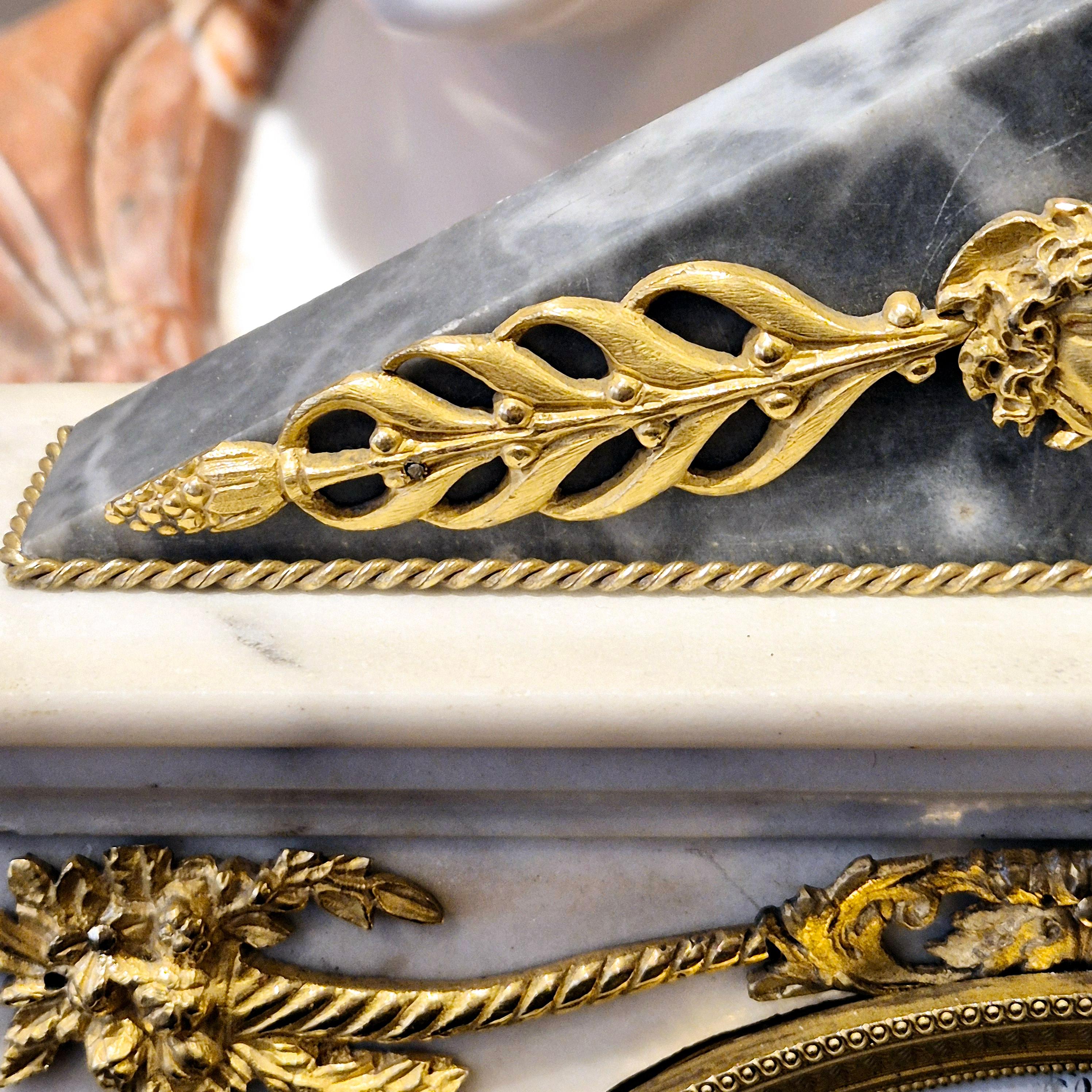 Empire period portico clock in white marble and gilt bronze, 19th century For Sale 9