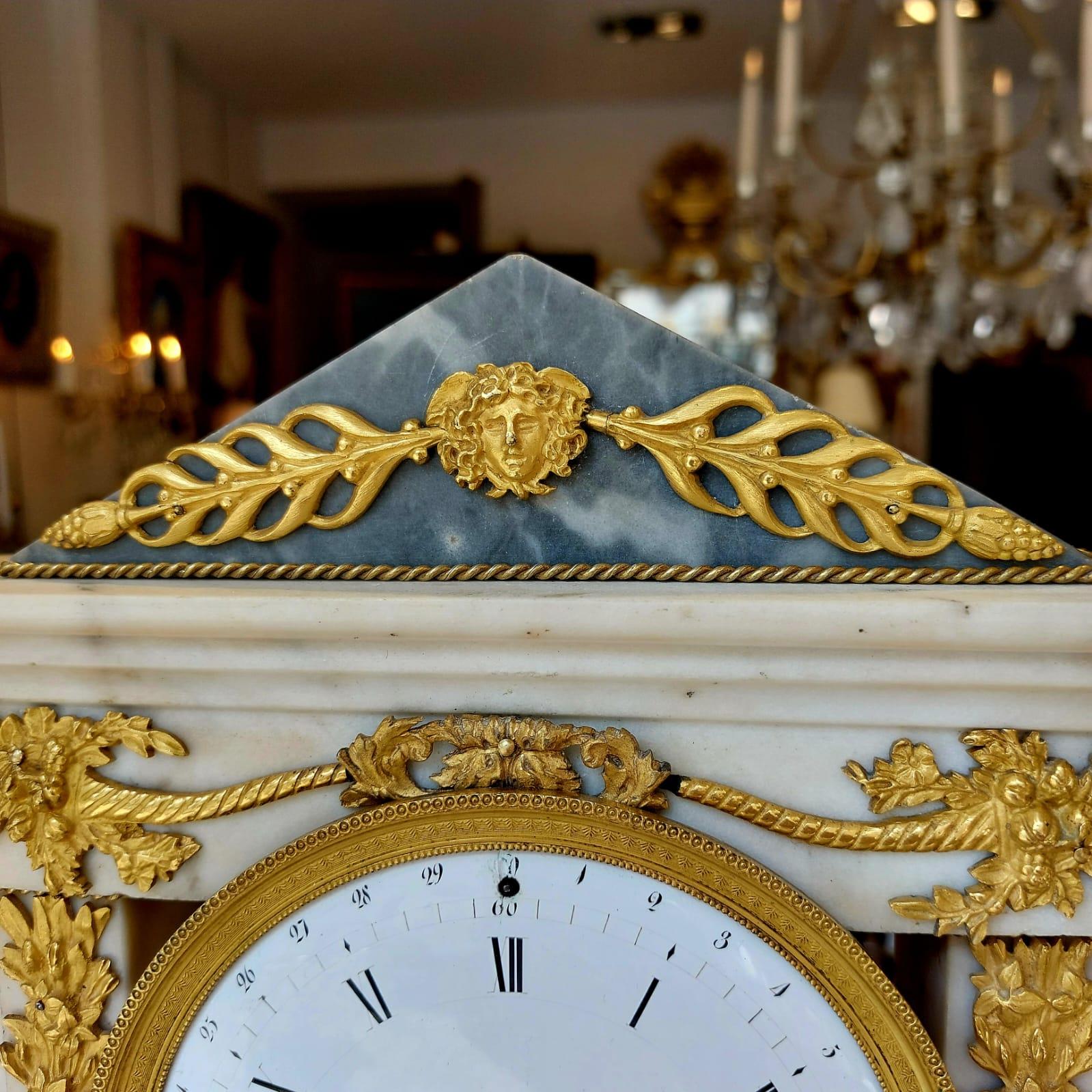 Gilt Empire period portico clock in white marble and gilt bronze, 19th century For Sale