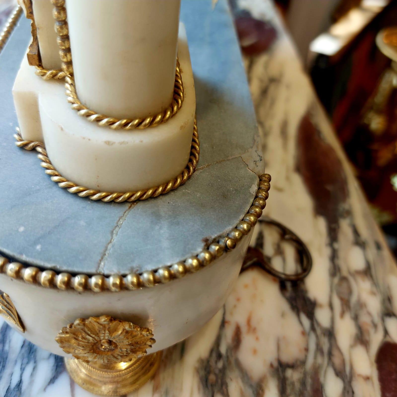 Empire period portico clock in white marble and gilt bronze, 19th century In Fair Condition For Sale In NICE, FR