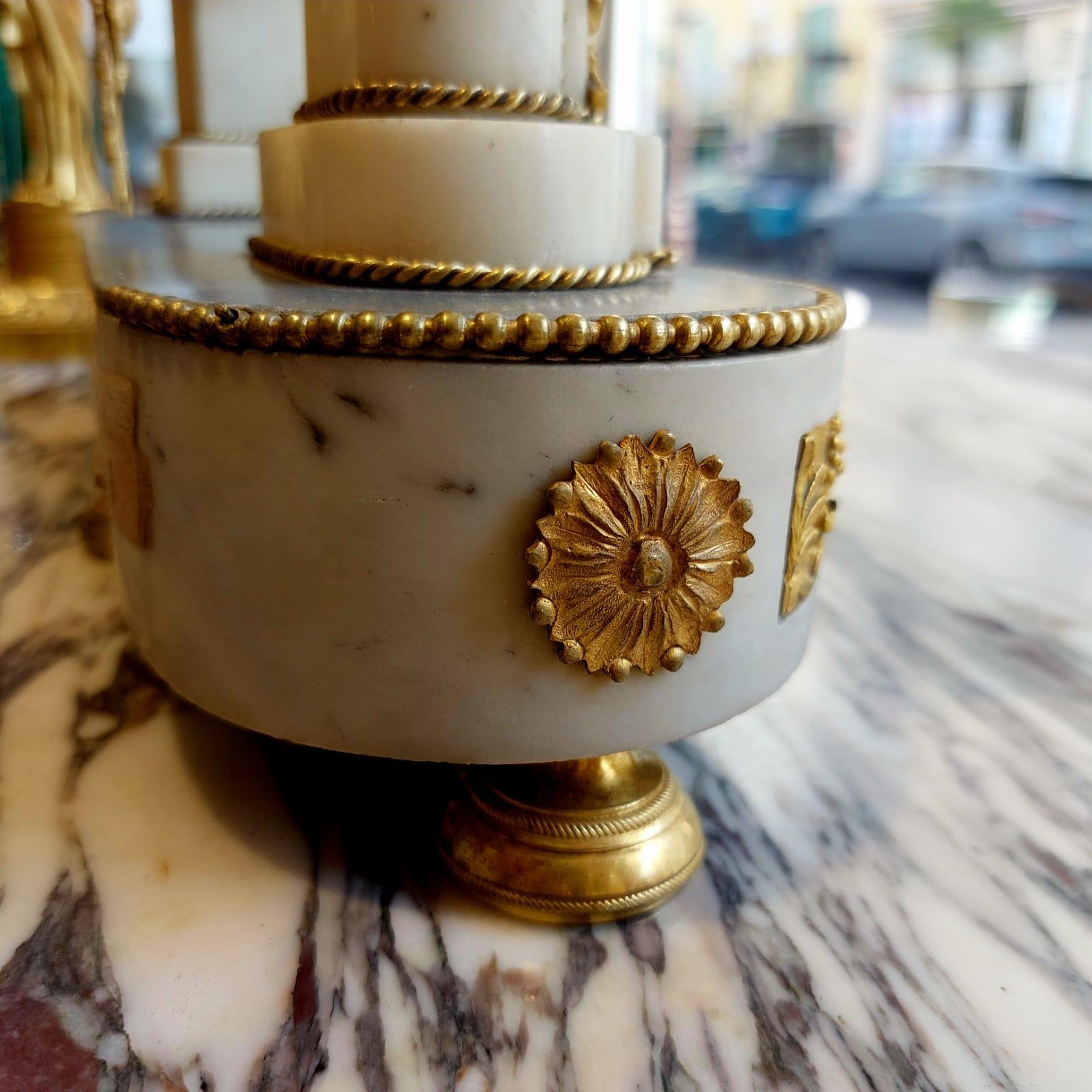 Early 19th Century Empire period portico clock in white marble and gilt bronze, 19th century For Sale