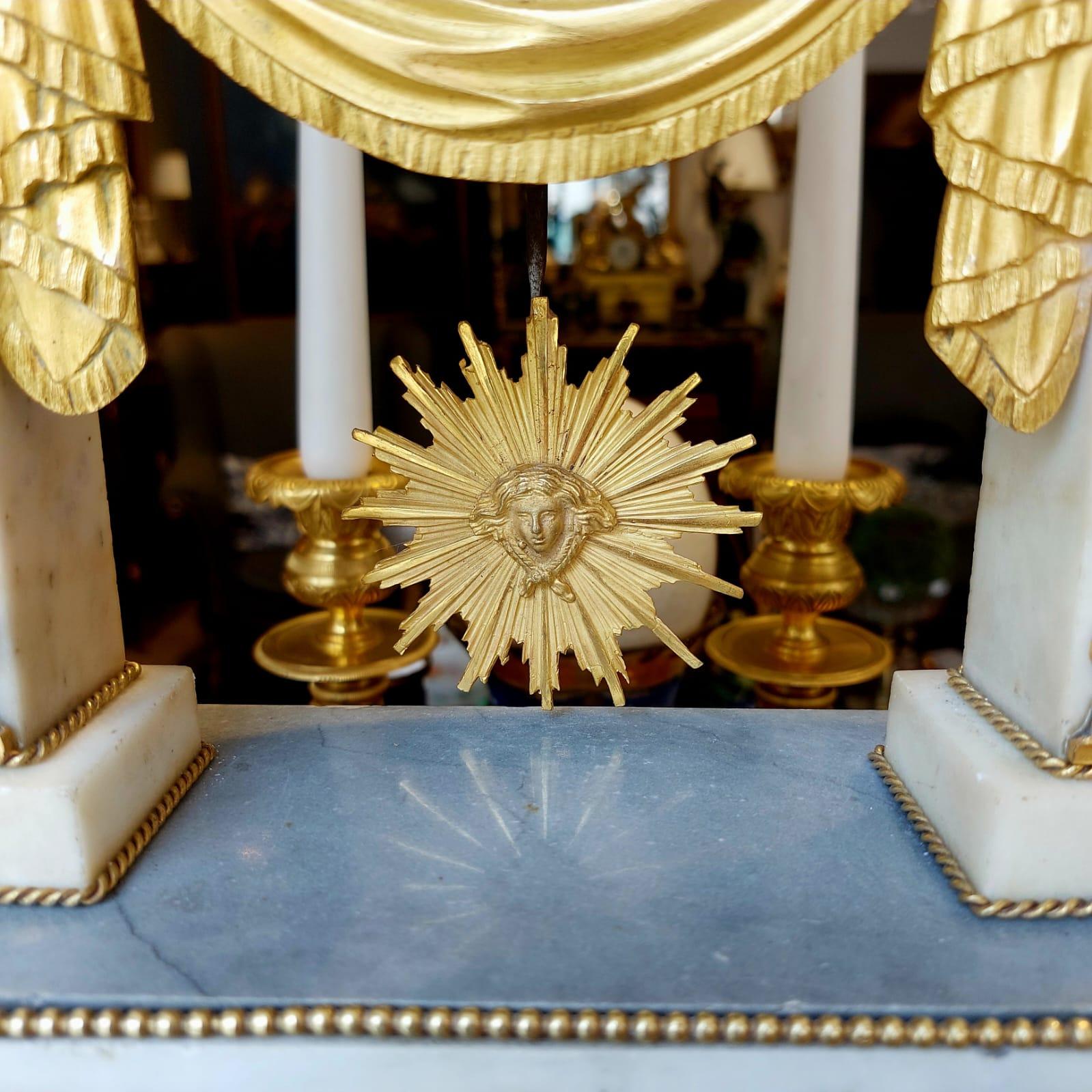 Bronze Empire period portico clock in white marble and gilt bronze, 19th century For Sale