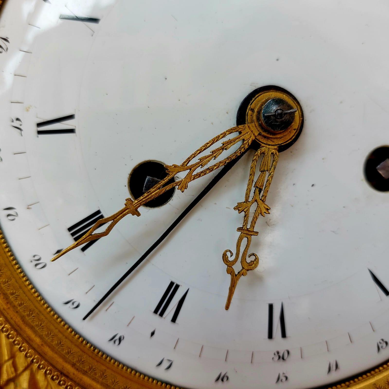 Empire period portico clock in white marble and gilt bronze, 19th century For Sale 1