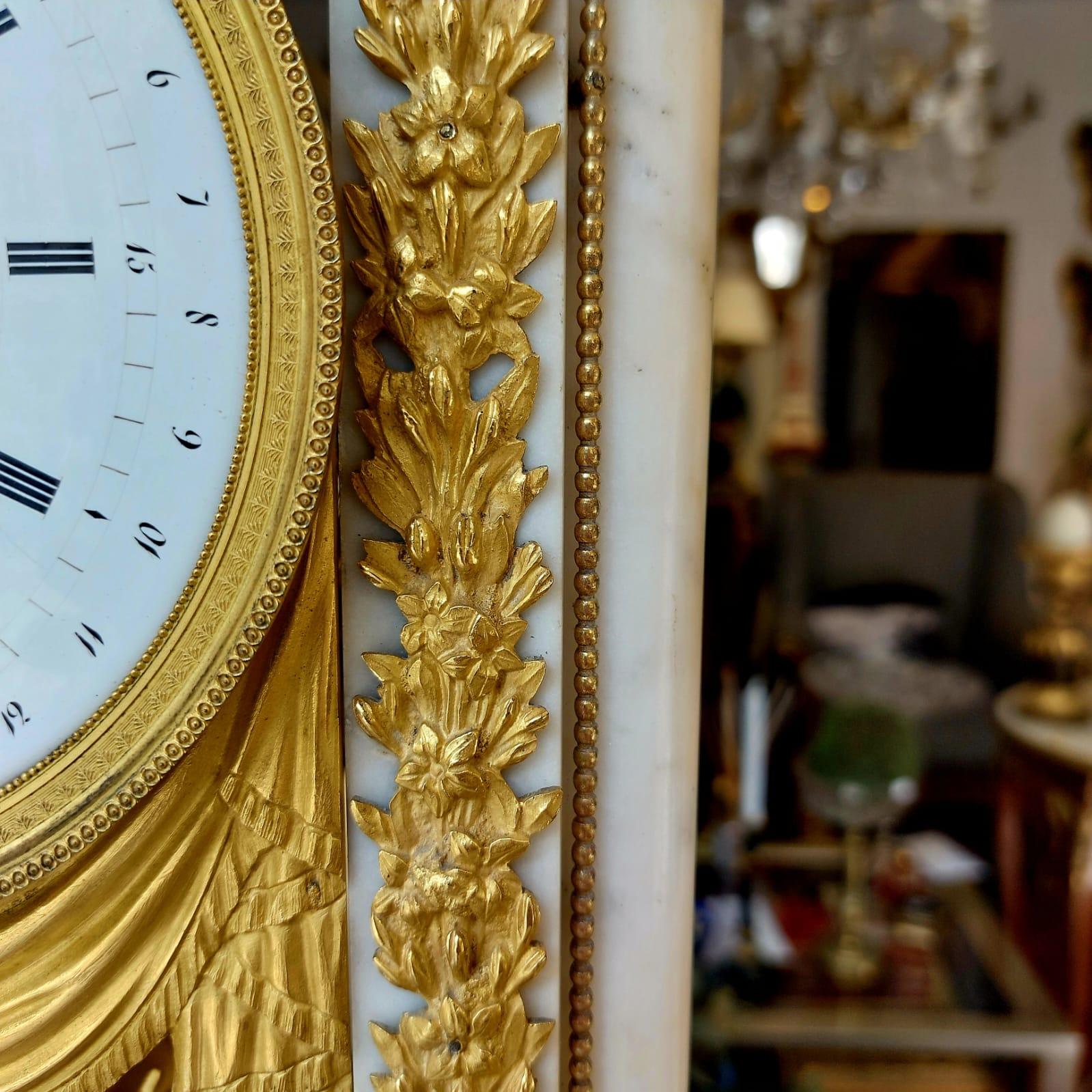 Empire period portico clock in white marble and gilt bronze, 19th century For Sale 2