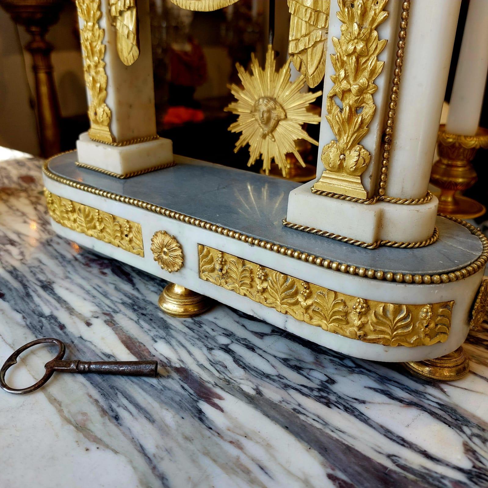 Empire period portico clock in white marble and gilt bronze, 19th century For Sale 3