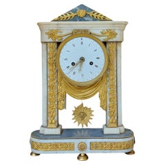 Reloj de pórtico de época Imperio en mármol blanco y bronce dorado, S. XIX