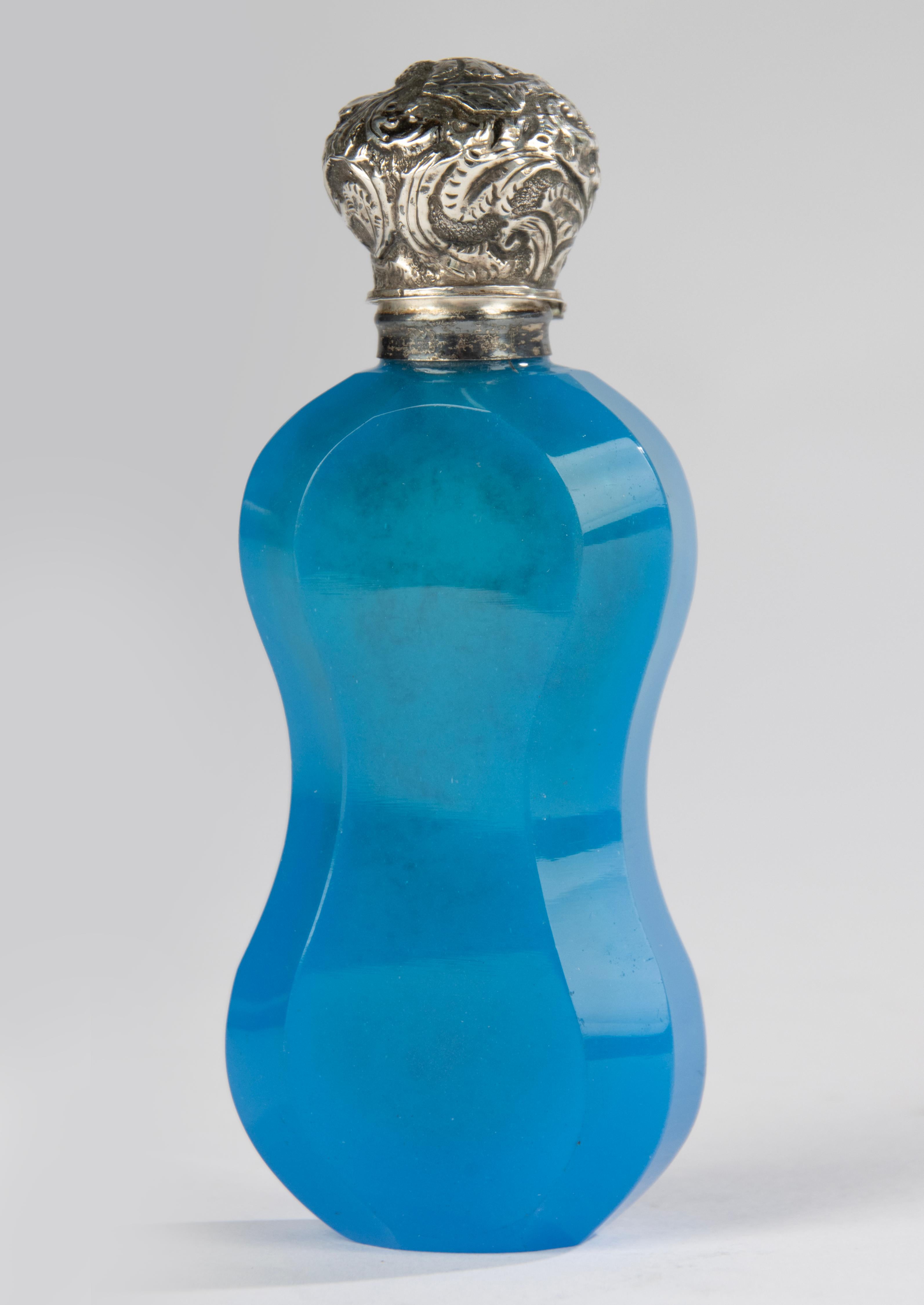 Frasco de perfume del siglo XIX - Cristal tallado con tapa de plata en venta 2