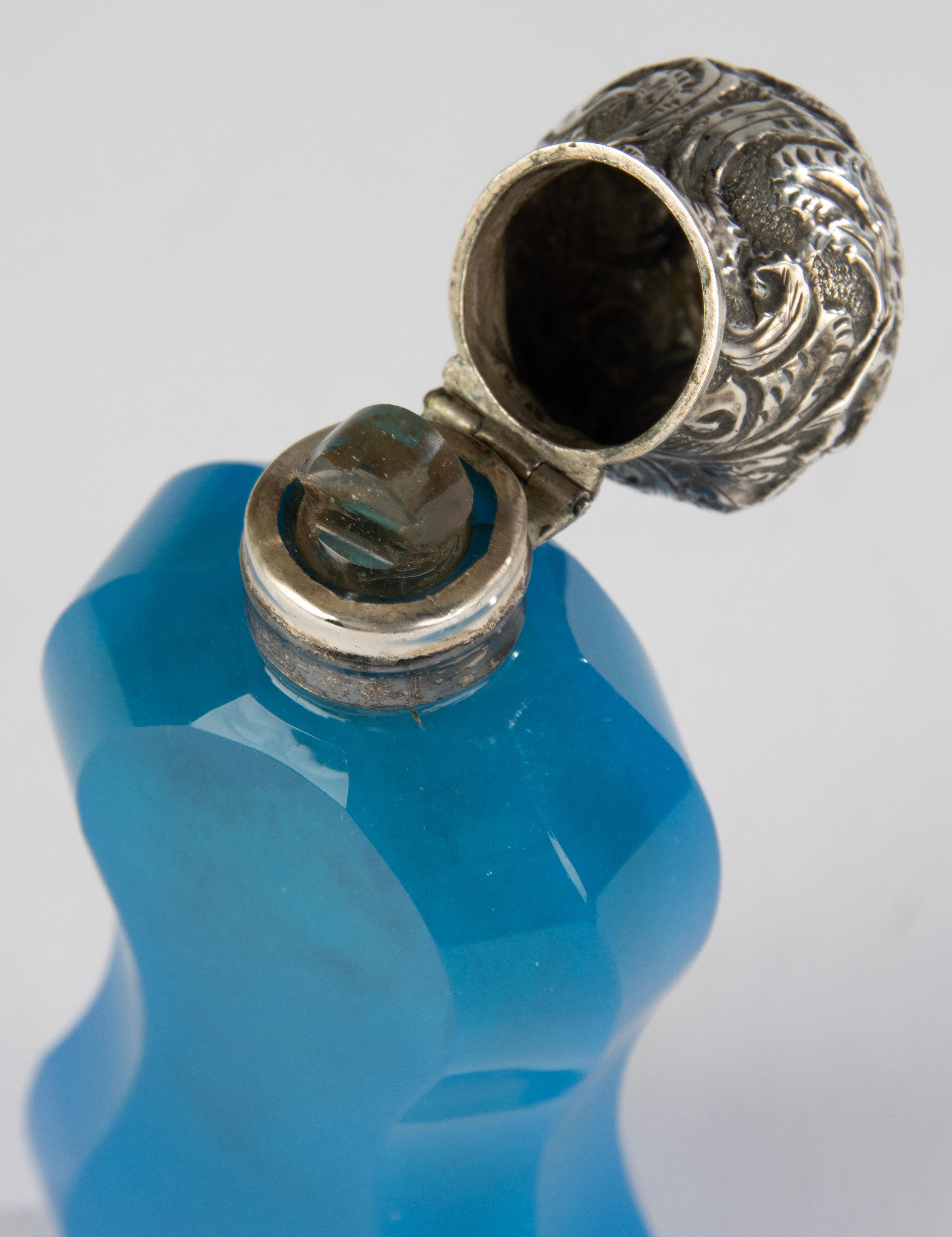 Frasco de perfume del siglo XIX - Cristal tallado con tapa de plata en venta 3