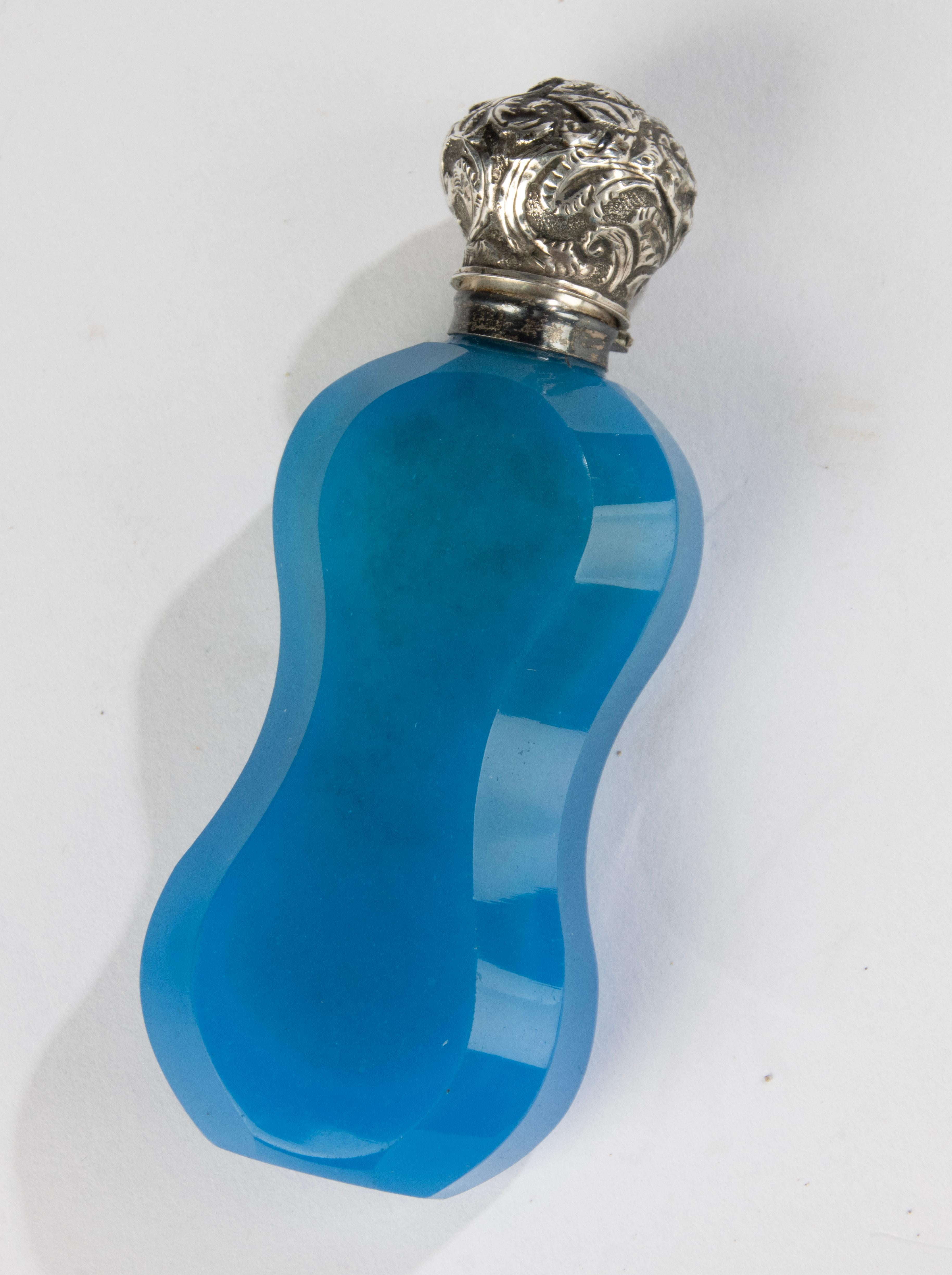 Frasco de perfume del siglo XIX - Cristal tallado con tapa de plata en venta 5