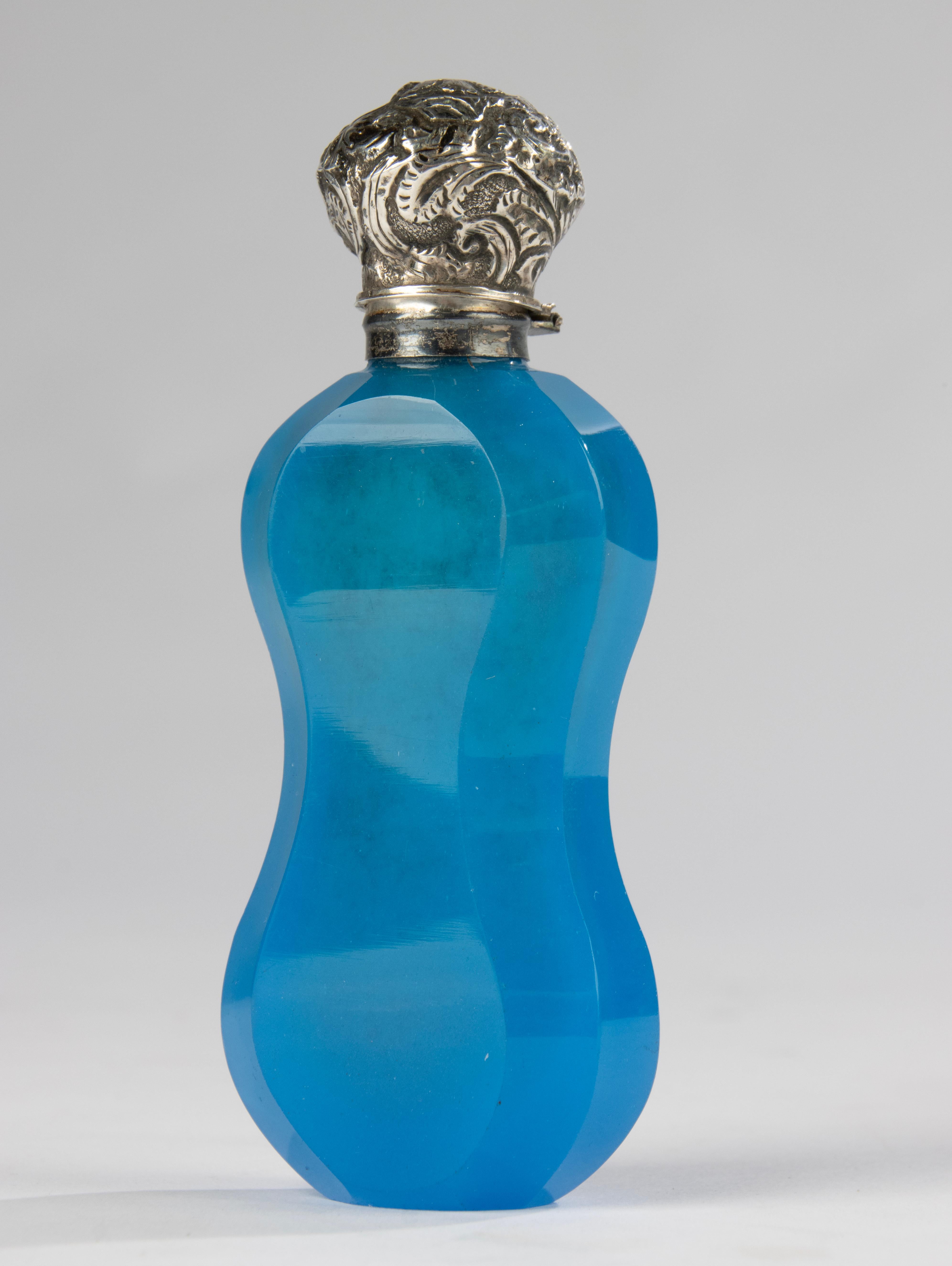 Precioso frasco de perfume antiguo, de cristal tallado con tapón de plata.
Se trata de un pequeño frasco de perfume, este tipo de frasco lo llevaban las señoras cuando viajaban o salían por la noche.
La botella está en buen estado, también conserva