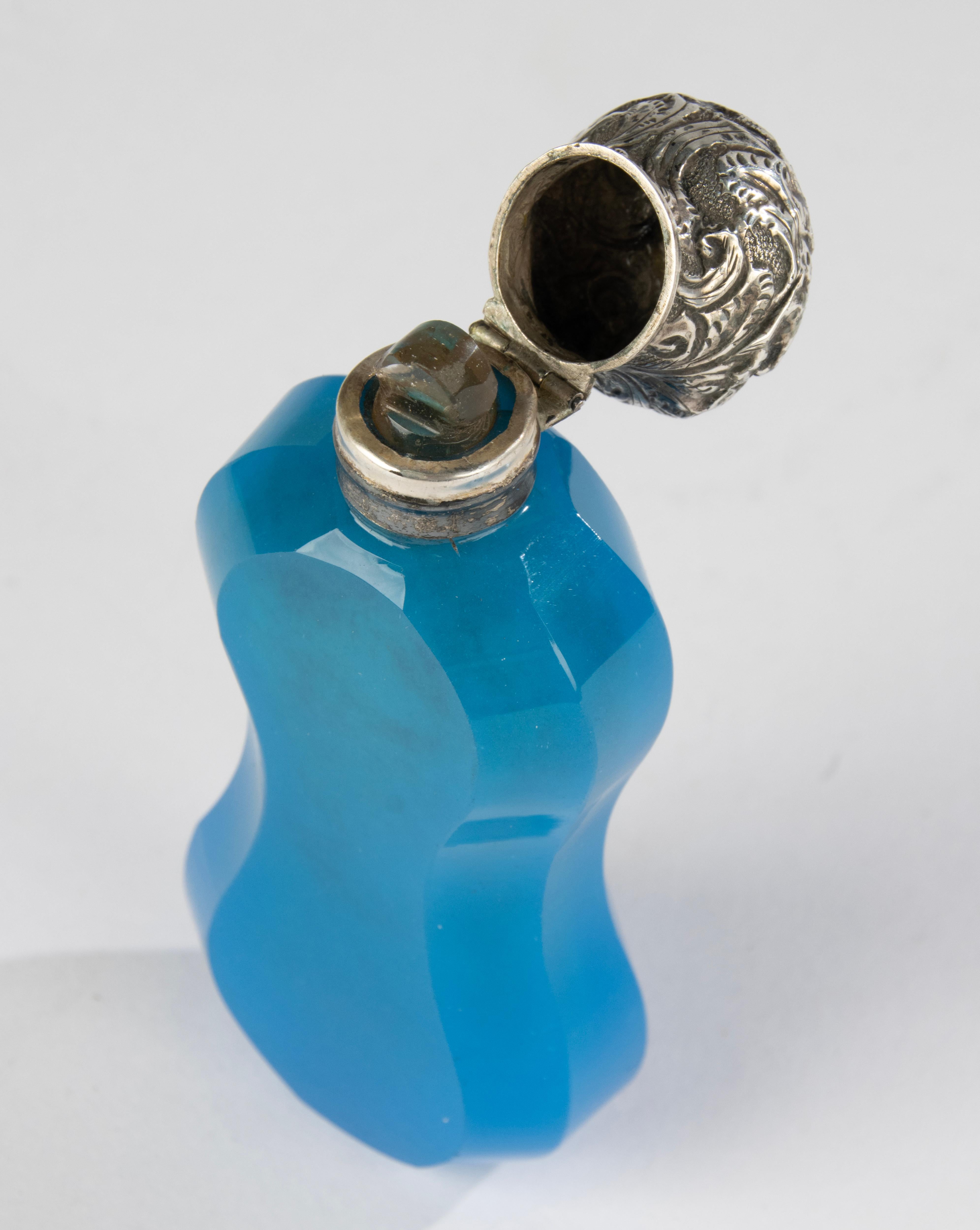 Frasco de perfume del siglo XIX - Cristal tallado con tapa de plata Hecho a mano en venta