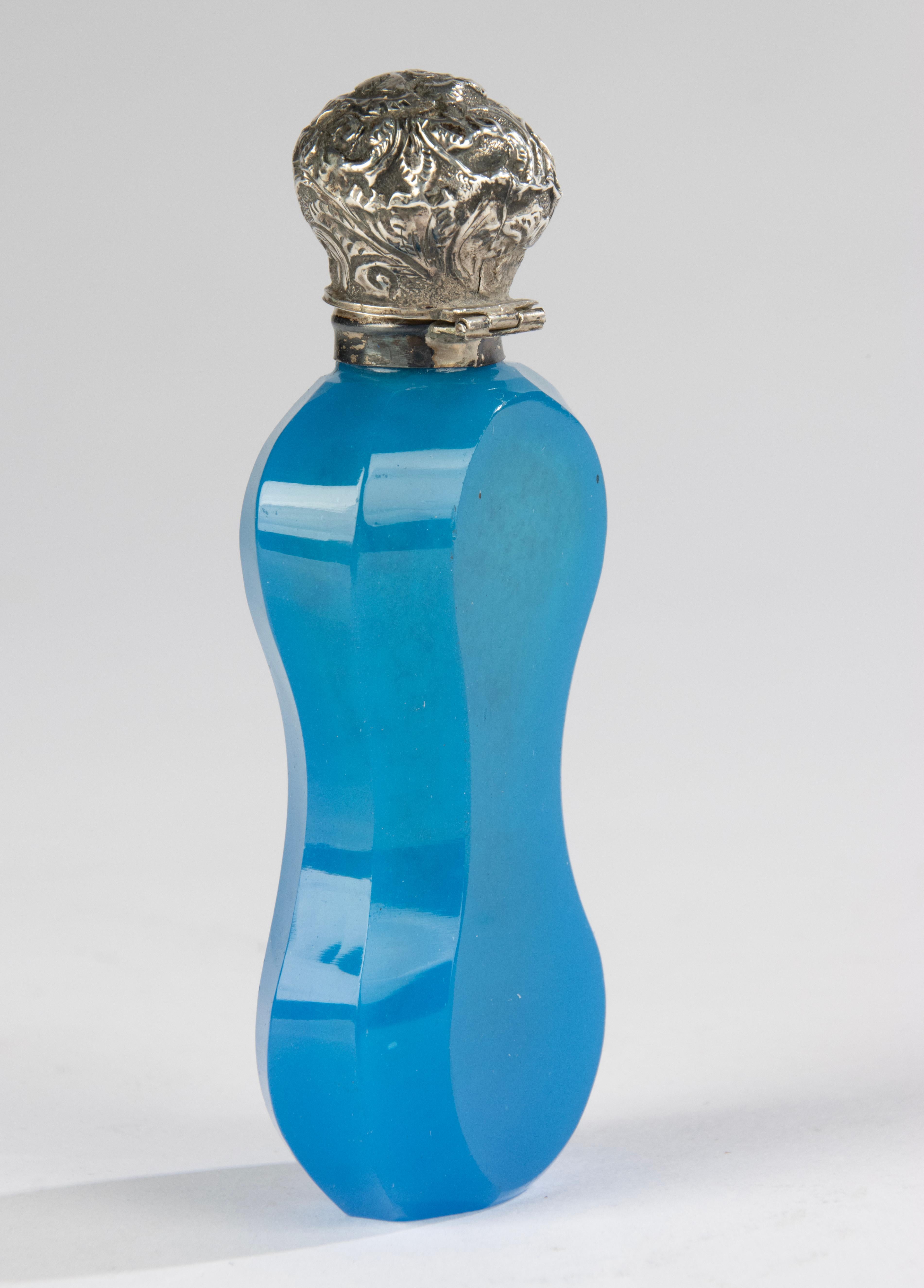 Frasco de perfume del siglo XIX - Cristal tallado con tapa de plata en Bueno estado para la venta en Casteren, Noord-Brabant