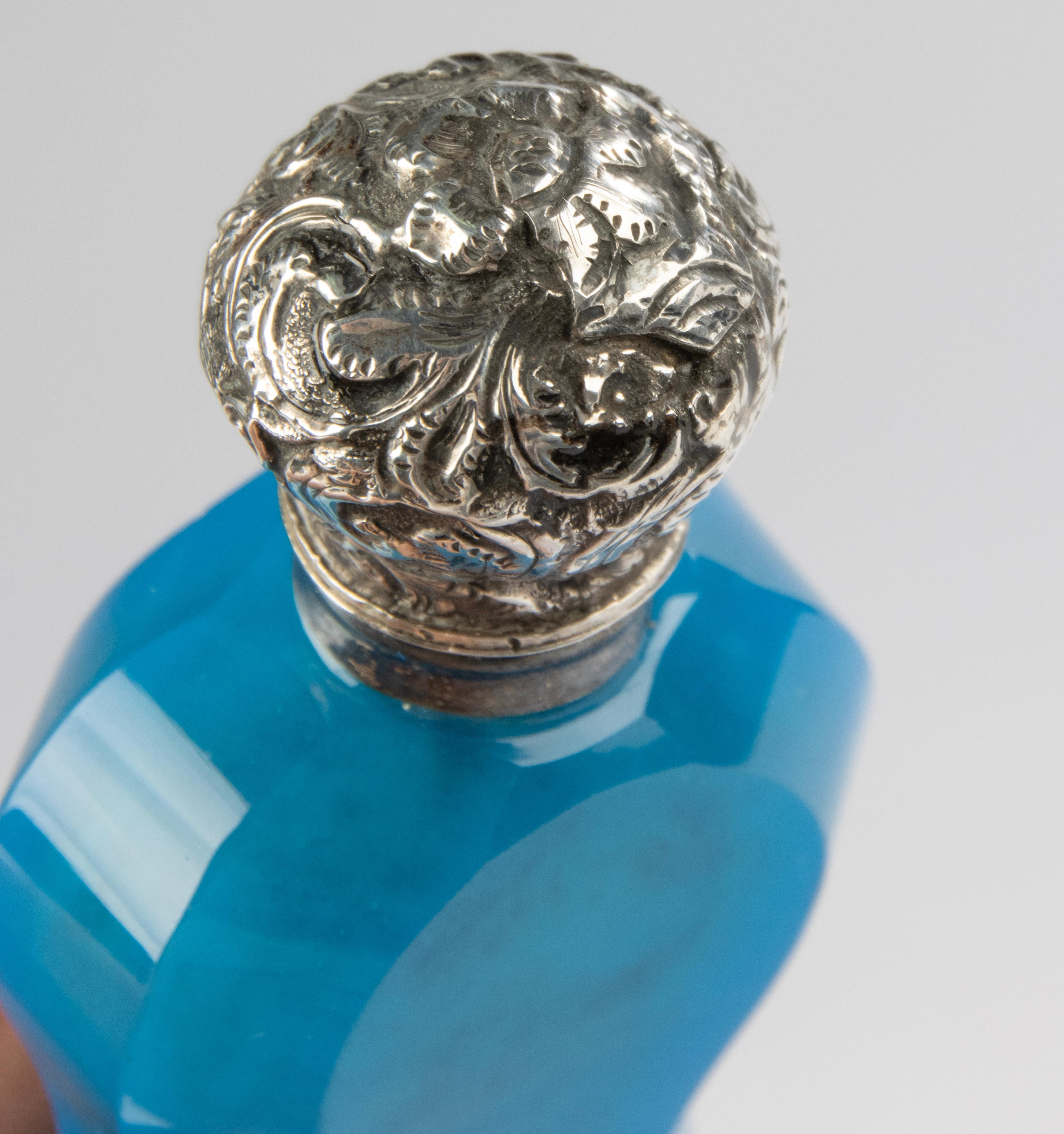 Frasco de perfume del siglo XIX - Cristal tallado con tapa de plata Fines del siglo XIX en venta