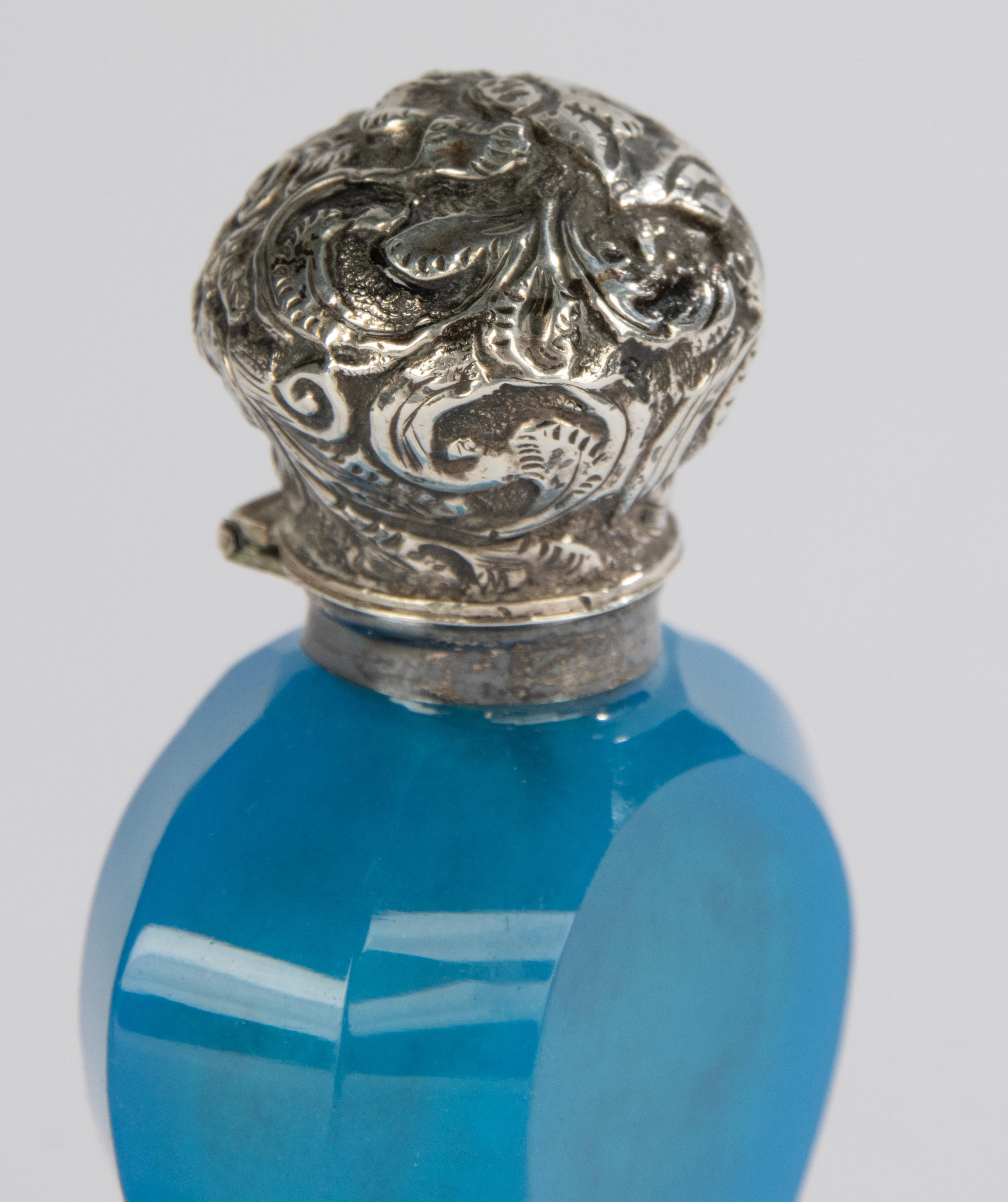 Frasco de perfume del siglo XIX - Cristal tallado con tapa de plata en venta 1