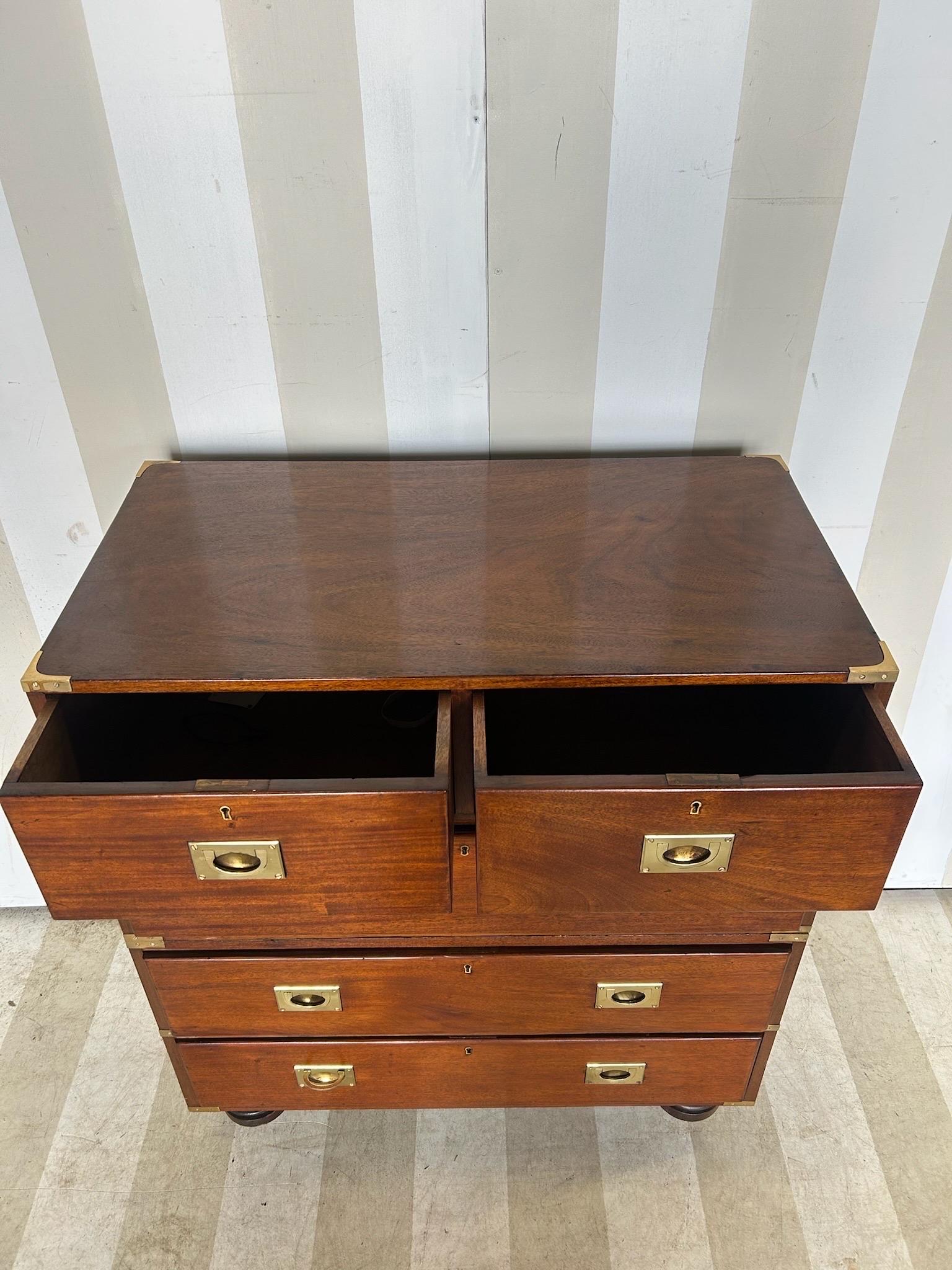 Inglese Cassapanca Campaigner in mogano rilegata in ottone del XIX secolo in vendita