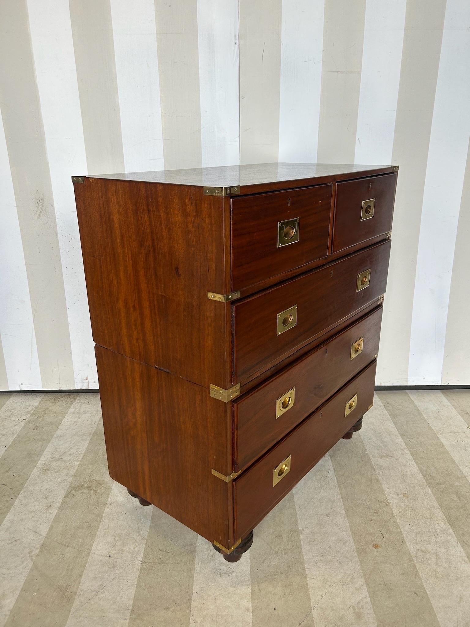 Cassapanca Campaigner in mogano rilegata in ottone del XIX secolo In condizioni buone in vendita a Richmond, VA
