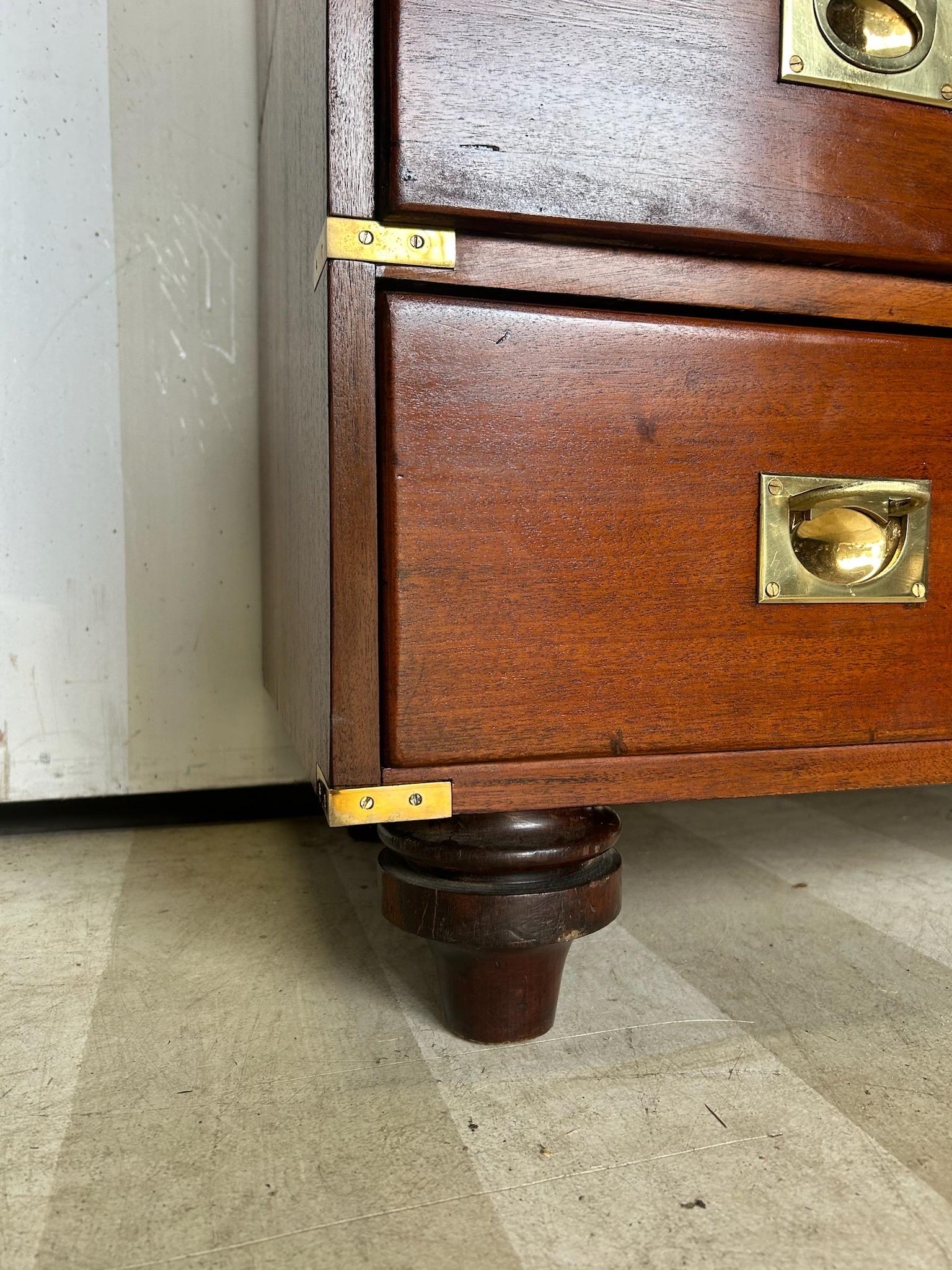 Cassapanca Campaigner in mogano rilegata in ottone del XIX secolo in vendita 3