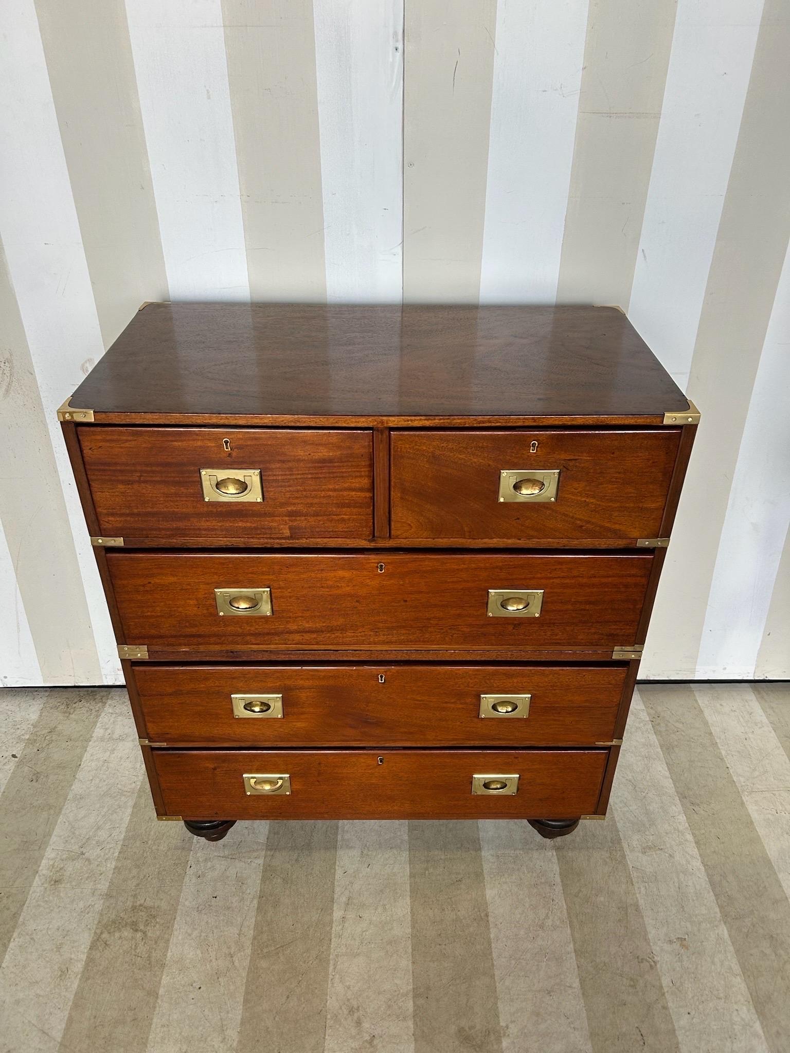 Cassapanca Campaigner in mogano rilegata in ottone del XIX secolo in vendita 4