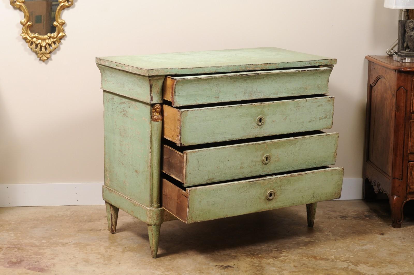 Periodo del siglo XIX  Cómoda Francesa, Pintada Imperio 

El cuerpo de madera maciza está pintado con una pátina texturizada, envejecida y envejecida que muestra parte de la base pintada con gesso y la madera original que hay debajo. 
La pieza