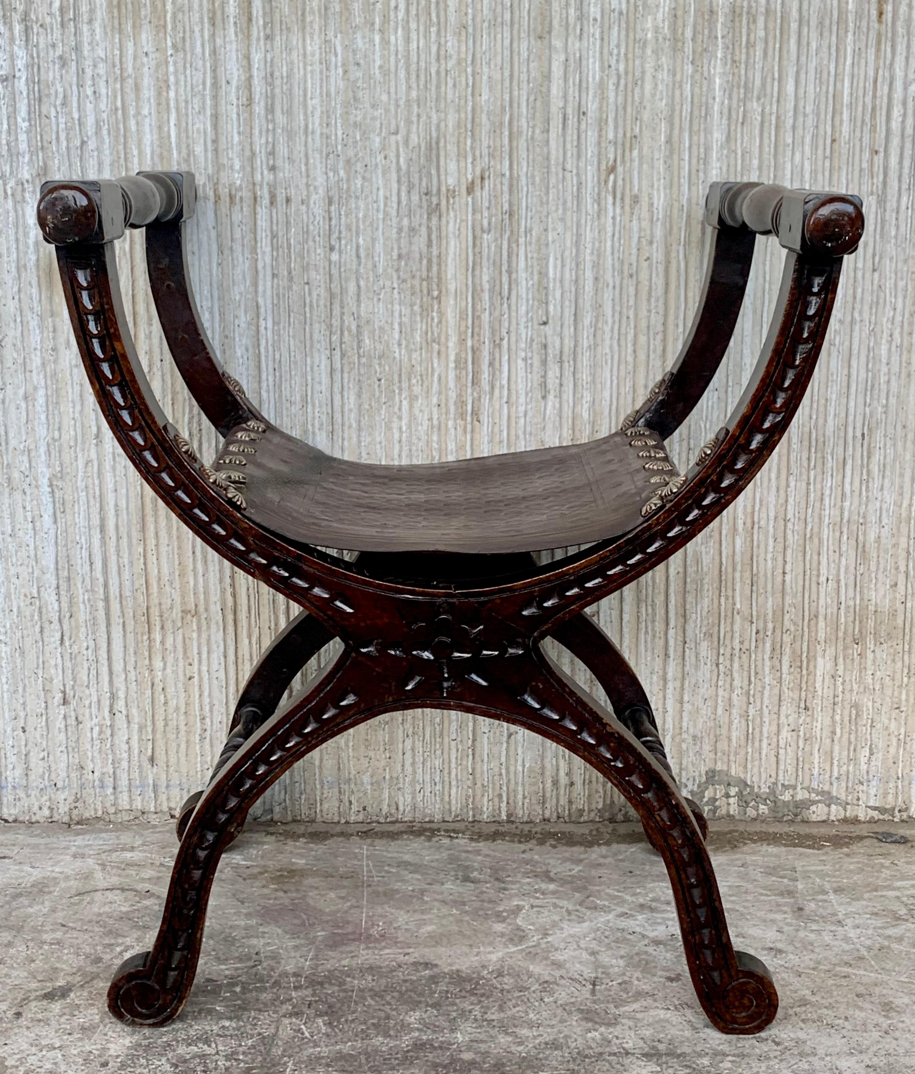 Coppia di panche gustaviane del XIX secolo, Savonarolas, con testa e zoccolo di montone intagliati e seduta originale in cuoio.