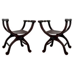 Paire de bancs d'époque gustavienne en forme de tête de bélier sculptée et de sabot, XIXe siècle