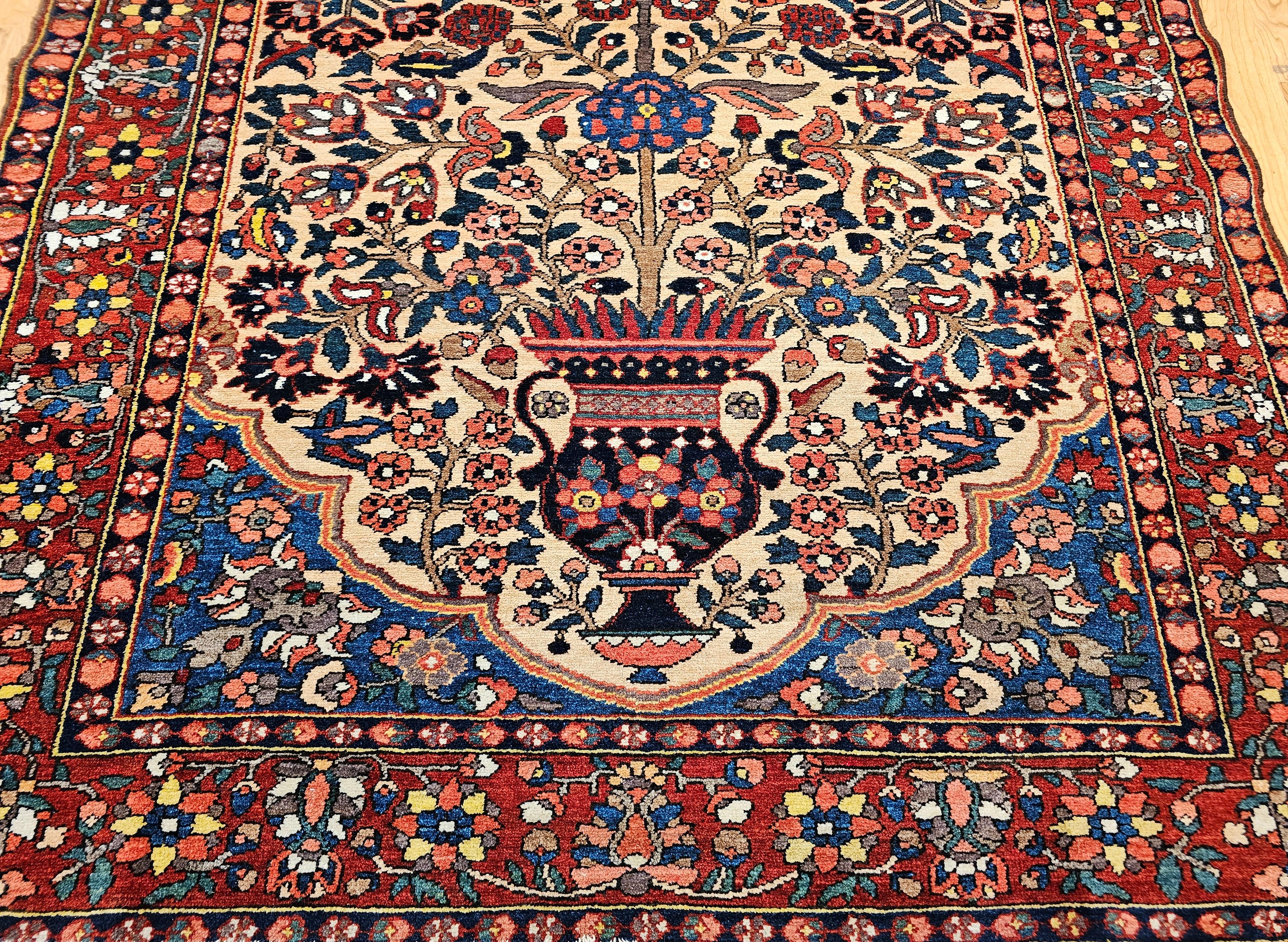 Bibibaft persan Bakhtiari du 19ème siècle à motif de vase Bon état - En vente à Barrington, IL