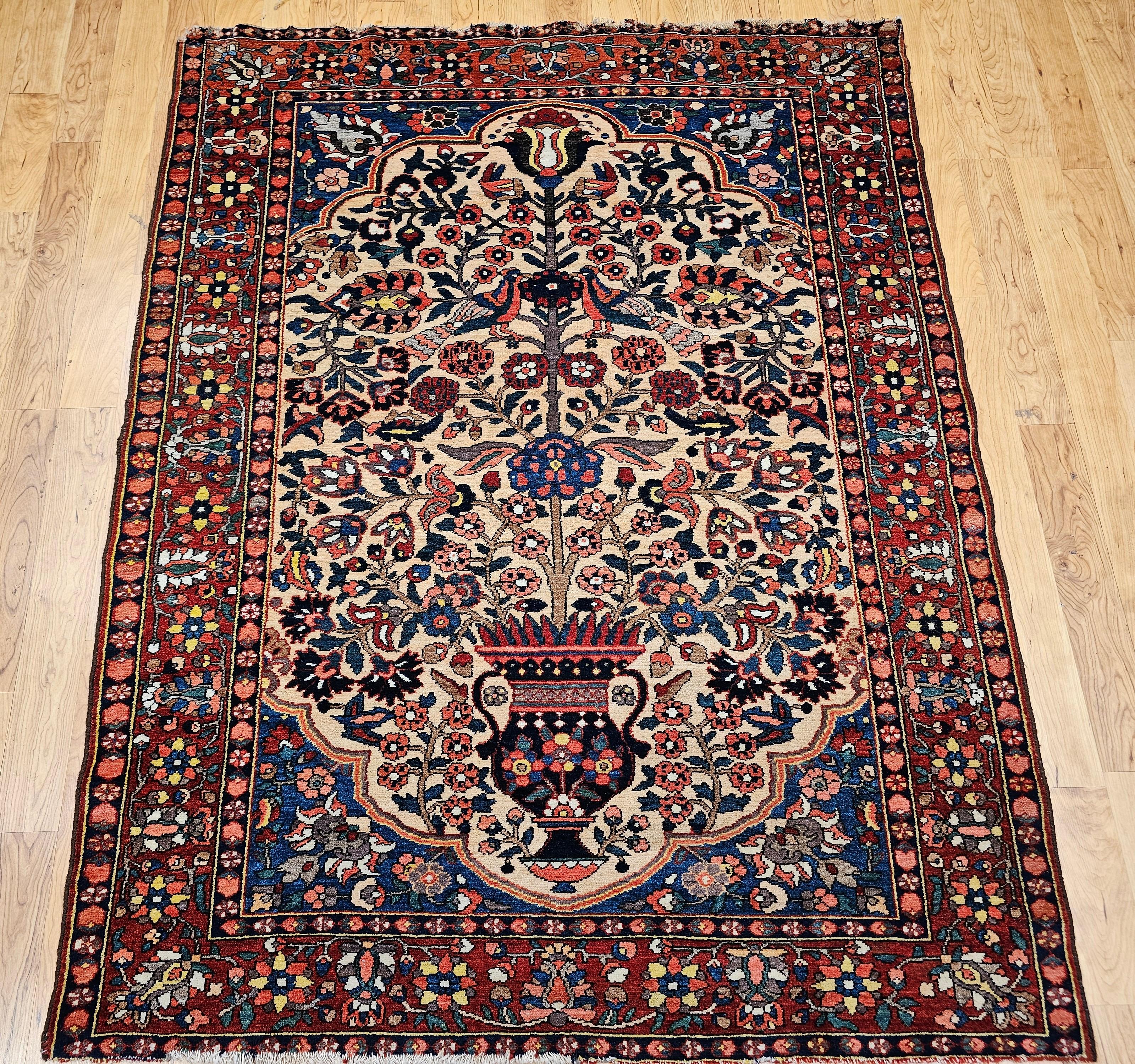 Bibibaft persan Bakhtiari du 19e siècle, tissé à la main, à motif de vase dans un jaune pâle avec une bordure rouge et des coins bleu français.  Un magnifique chef-d'œuvre de design et de tissage des tribus Bakhtiari de l'ouest de la Perse, datant
