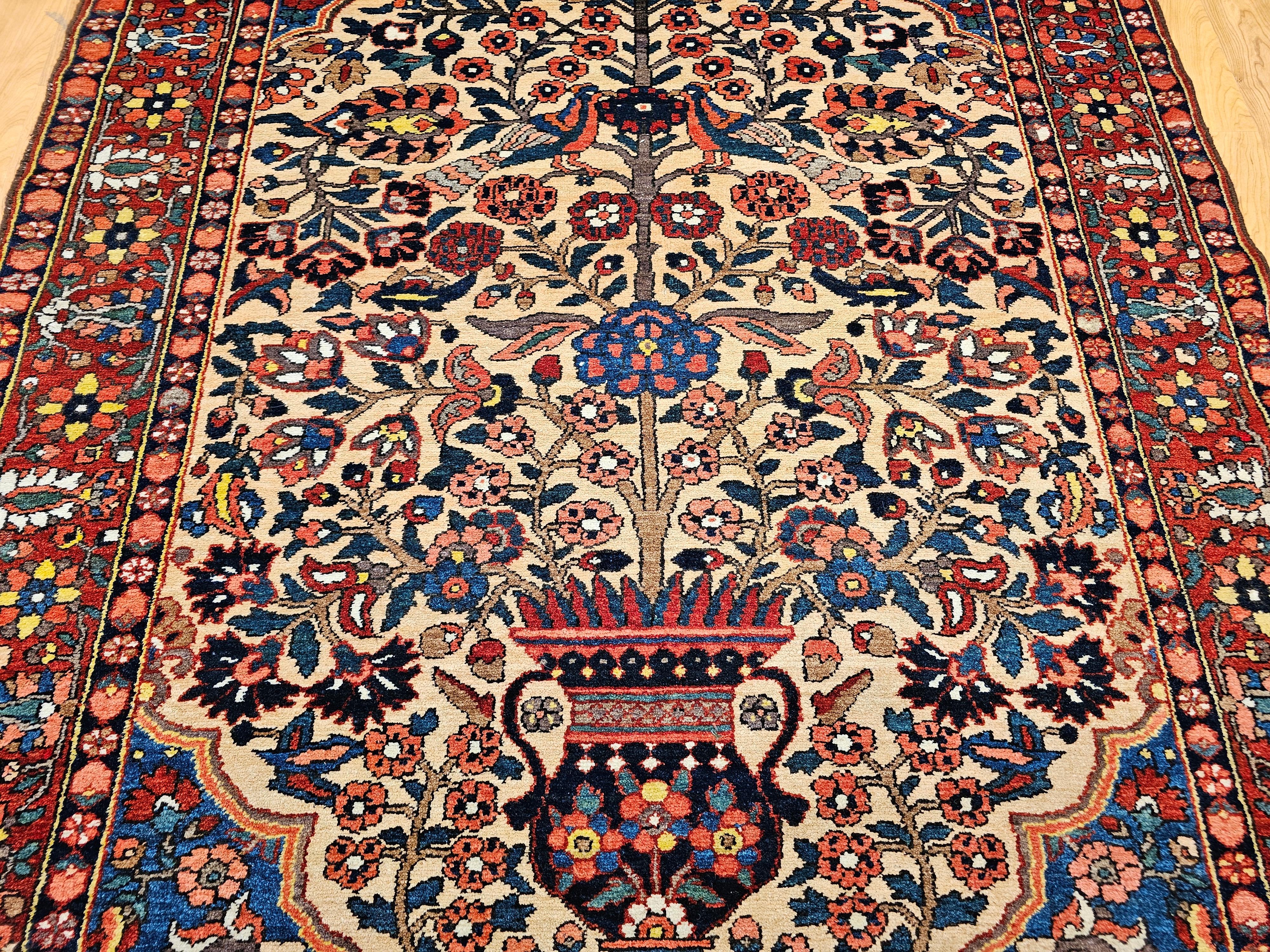 Teinture végétale Bibibaft persan Bakhtiari du 19ème siècle à motif de vase en vente