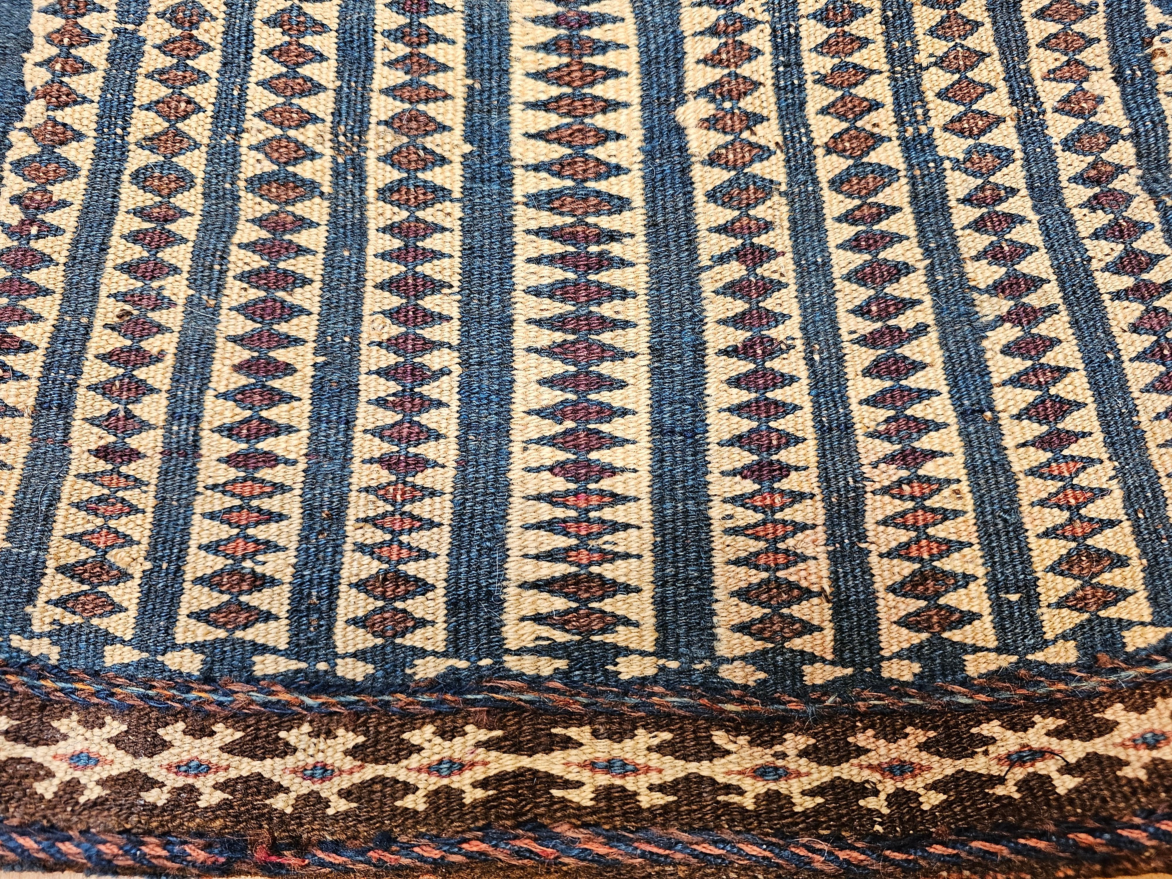 Perse Sac à main persan Baluch du 19ème siècle en bleu, jaune pâle, bleu marine en vente