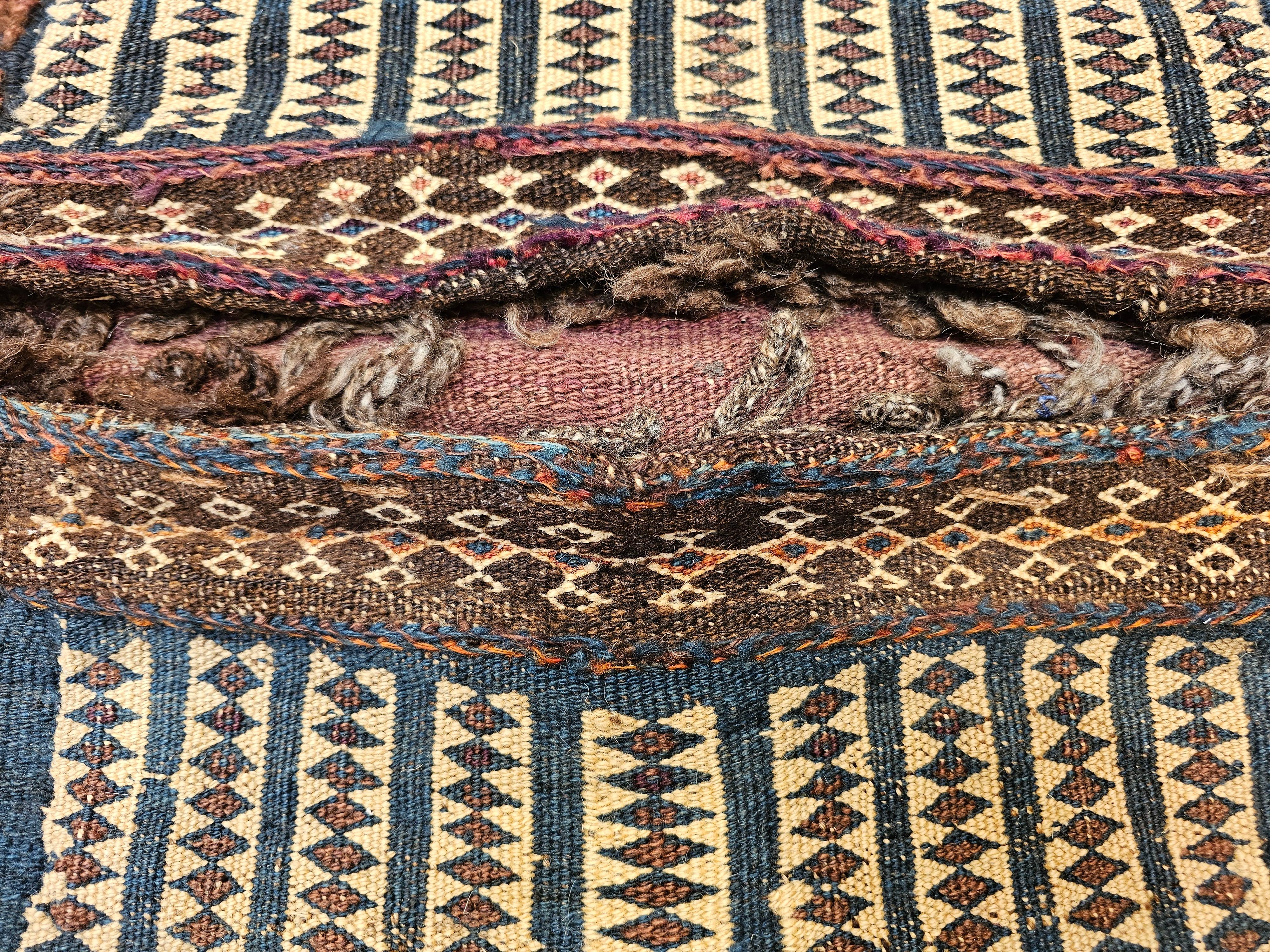 Teinture végétale Sac à main persan Baluch du 19ème siècle en bleu, jaune pâle, bleu marine en vente