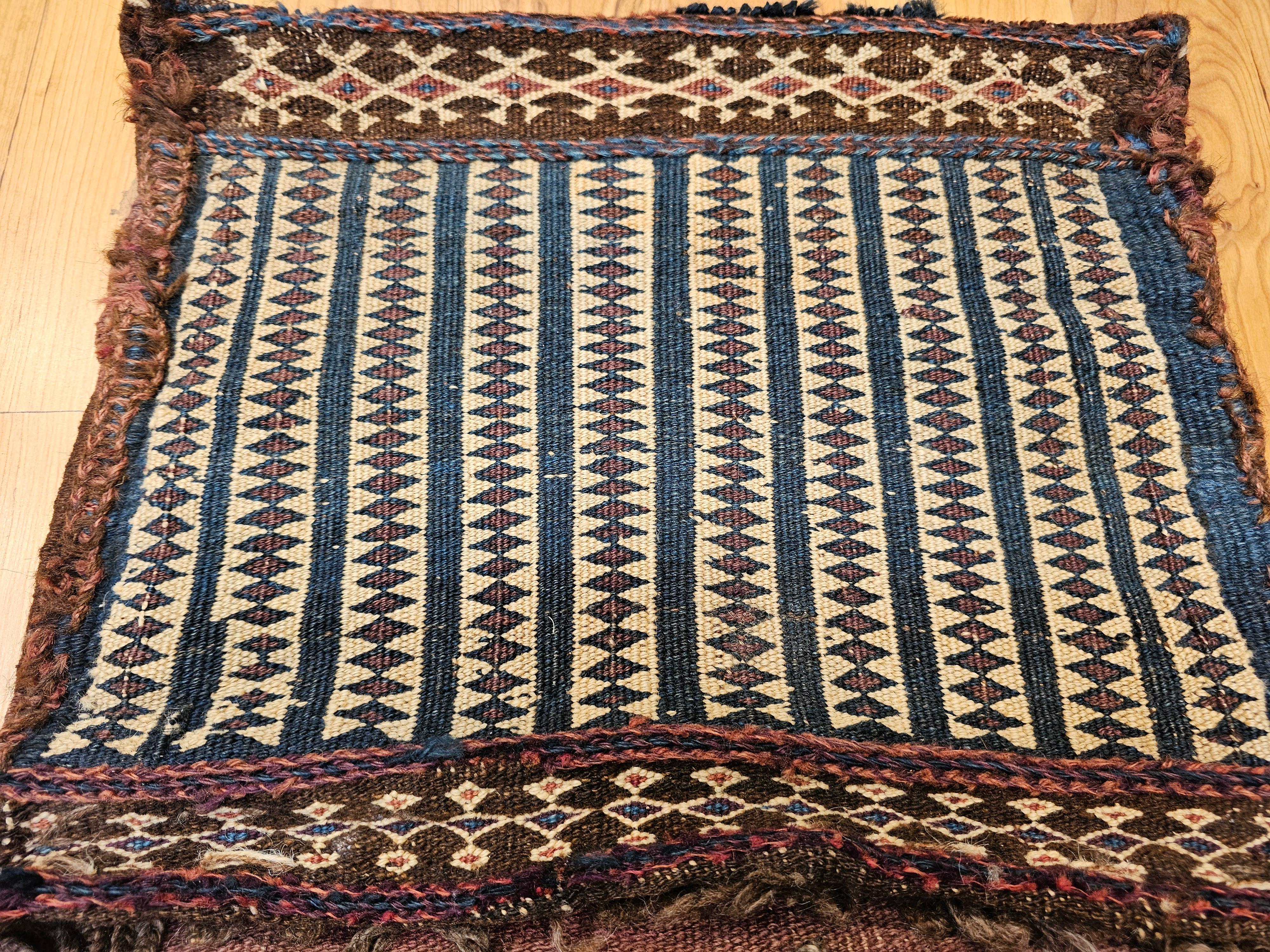Sac à main persan Baluch du 19ème siècle en bleu, jaune pâle, bleu marine Bon état - En vente à Barrington, IL
