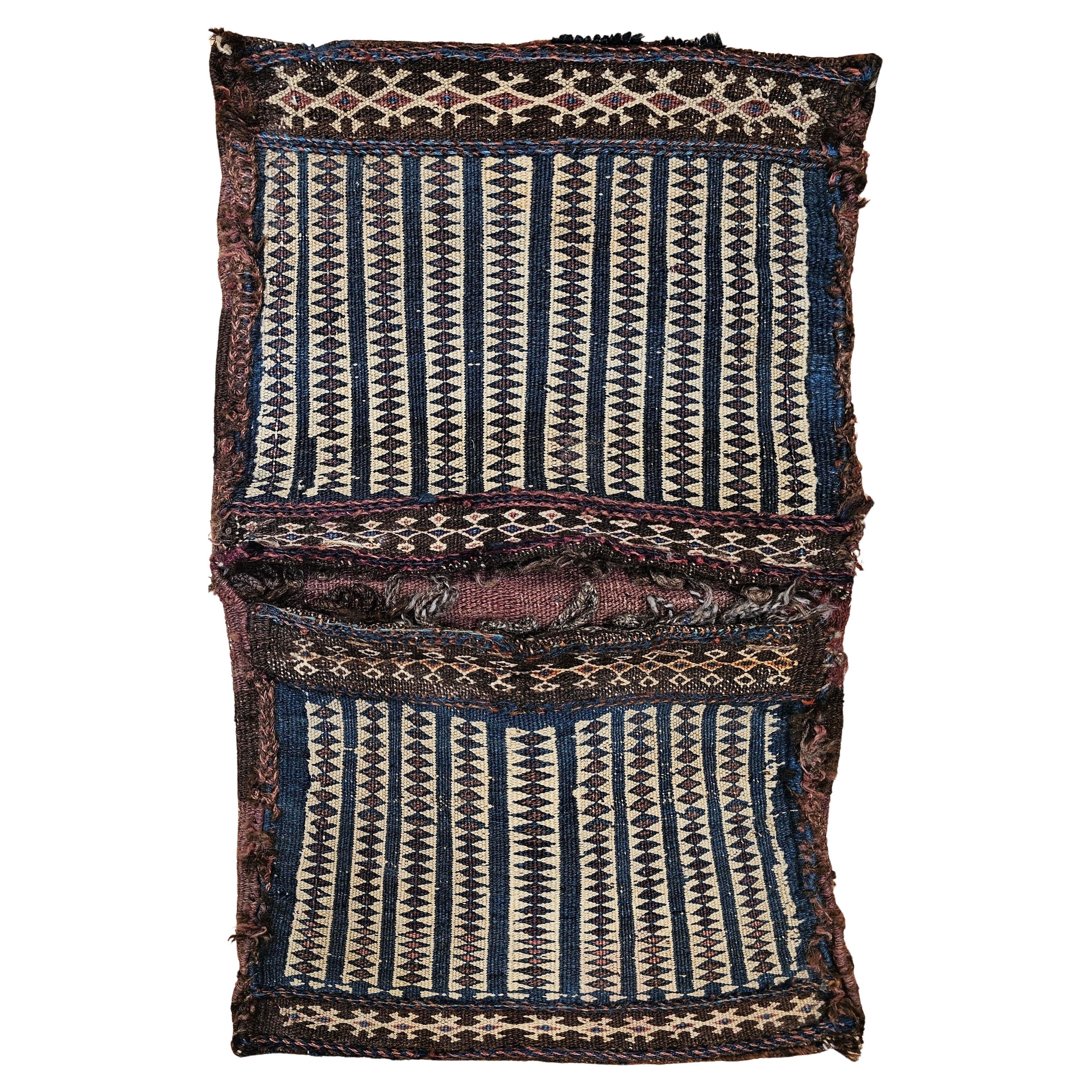 Sac à main persan Baluch du 19ème siècle en bleu, jaune pâle, bleu marine en vente