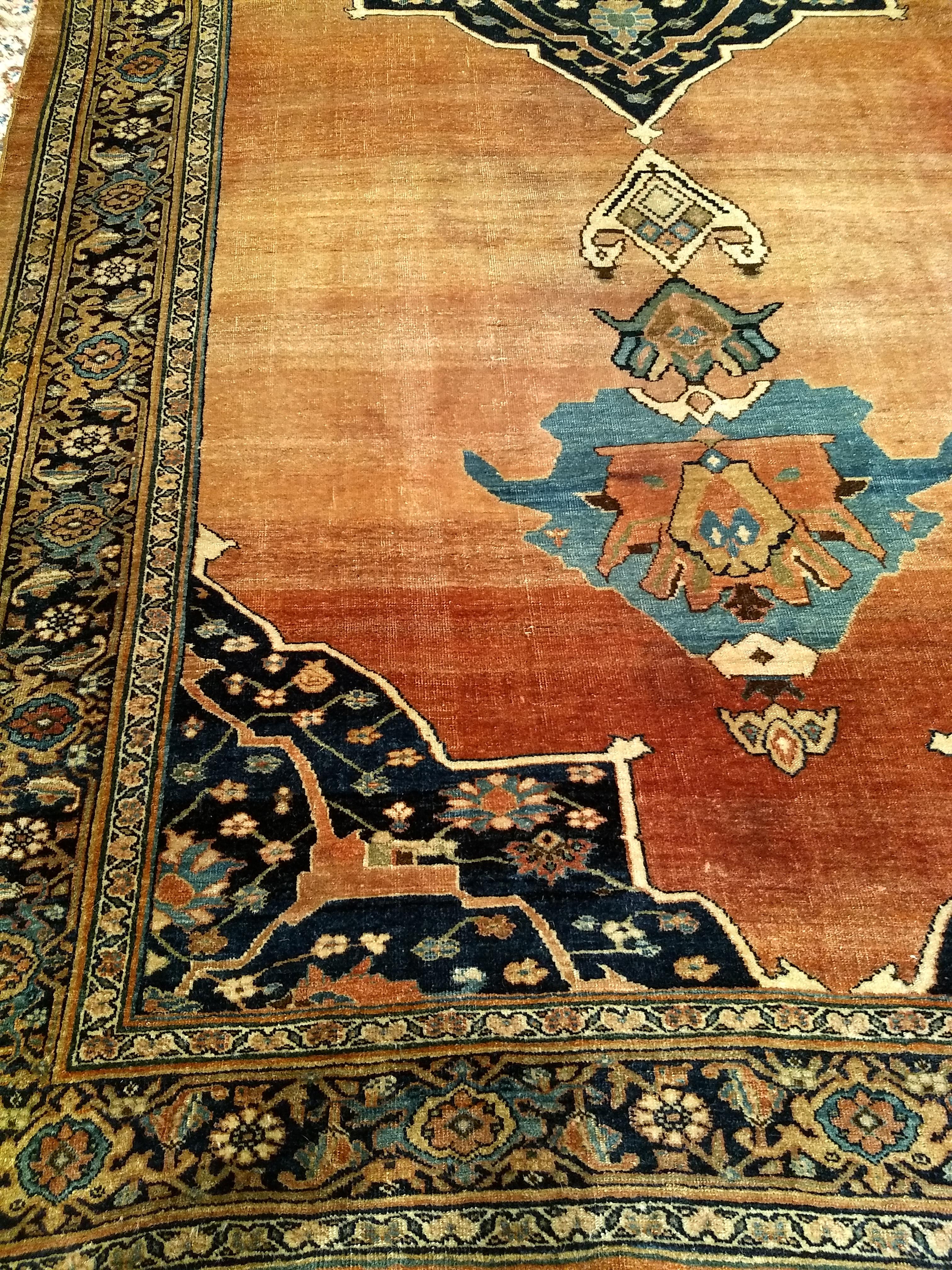 Tapis persan Bidjar Gallery du XIXe siècle en rouge brique, bleu marine, turquoise et jaune en vente 1
