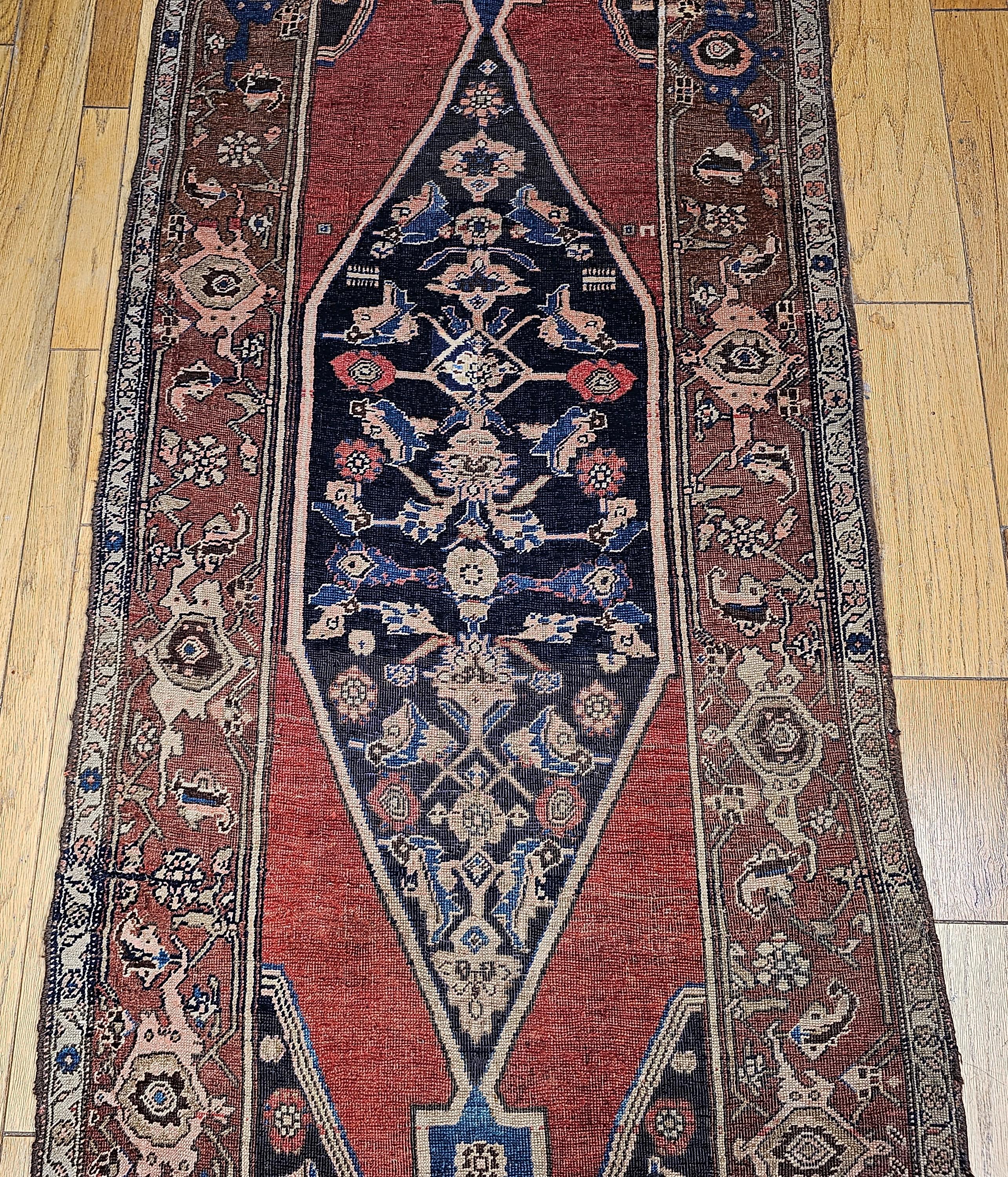 Tintura vegetale Runner persiano Bidjar del XIX secolo in rosso terracotta, marina, marrone avorio in vendita