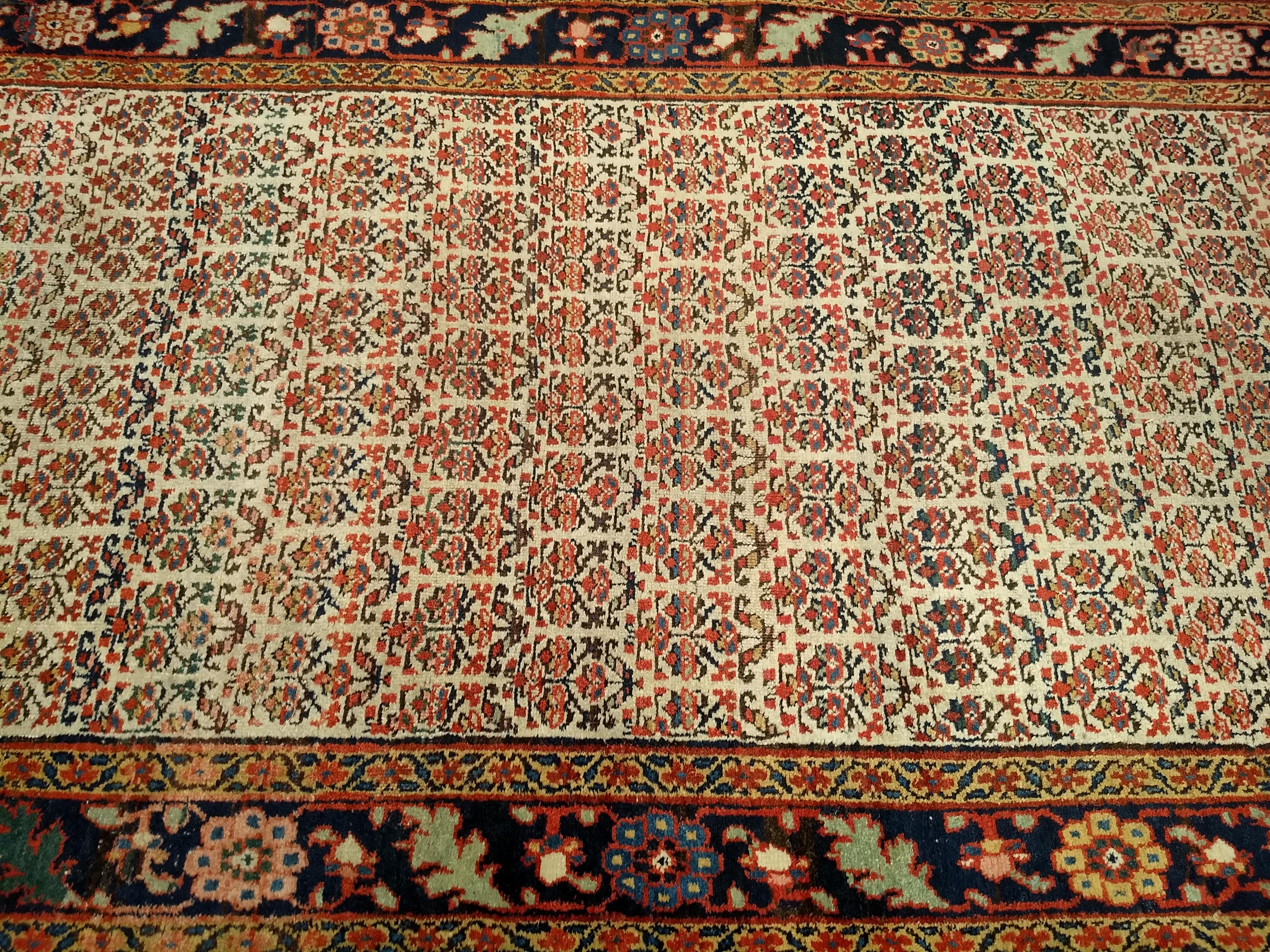 Persischer Bidjar-breiter Bidjar-Läufer des 19. Jahrhunderts mit Allover-Muster in Elfenbein, Marineblau, Grün im Angebot 1