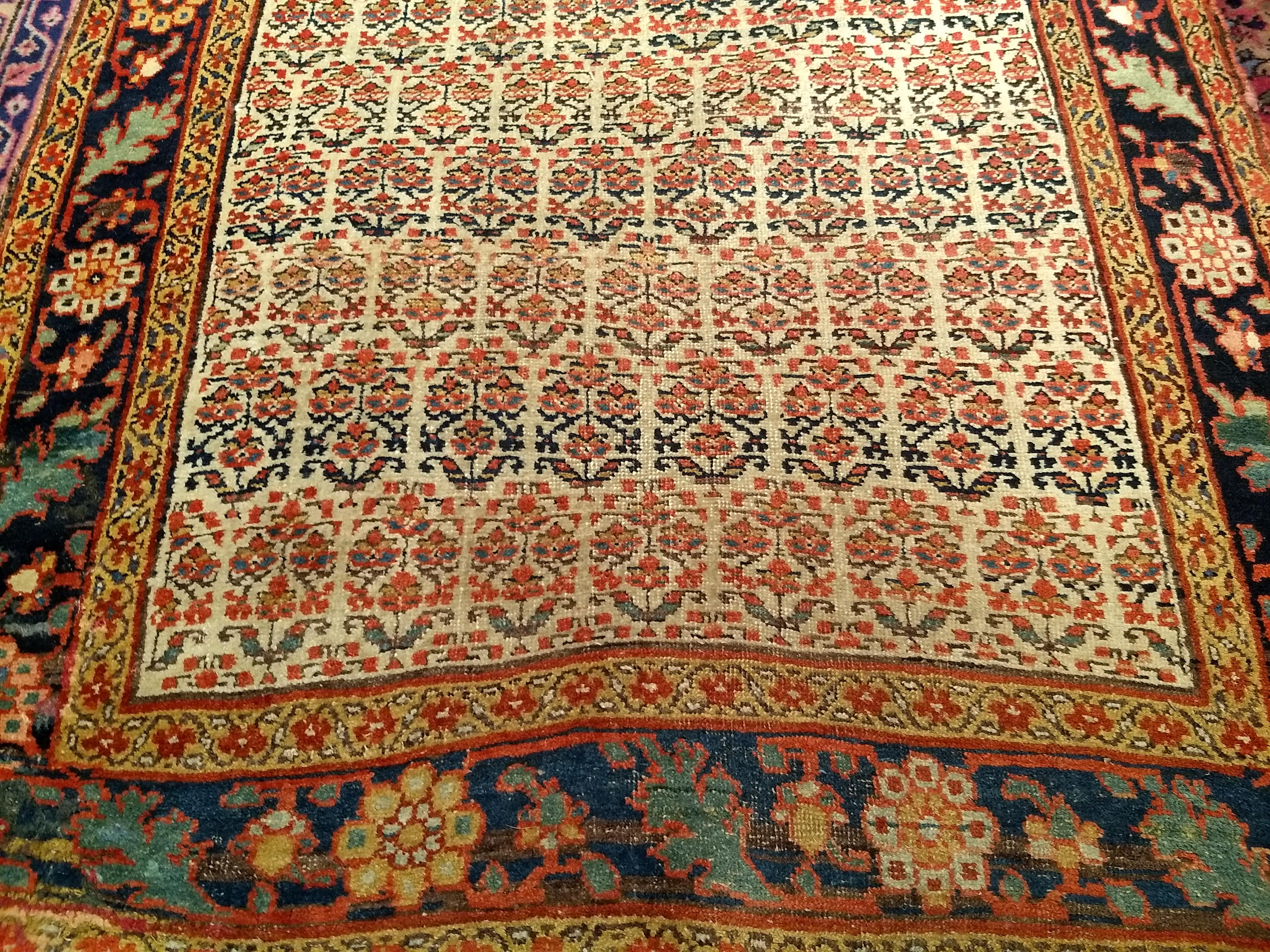 Persischer Bidjar-breiter Bidjar-Läufer des 19. Jahrhunderts mit Allover-Muster in Elfenbein, Marineblau, Grün im Angebot 2