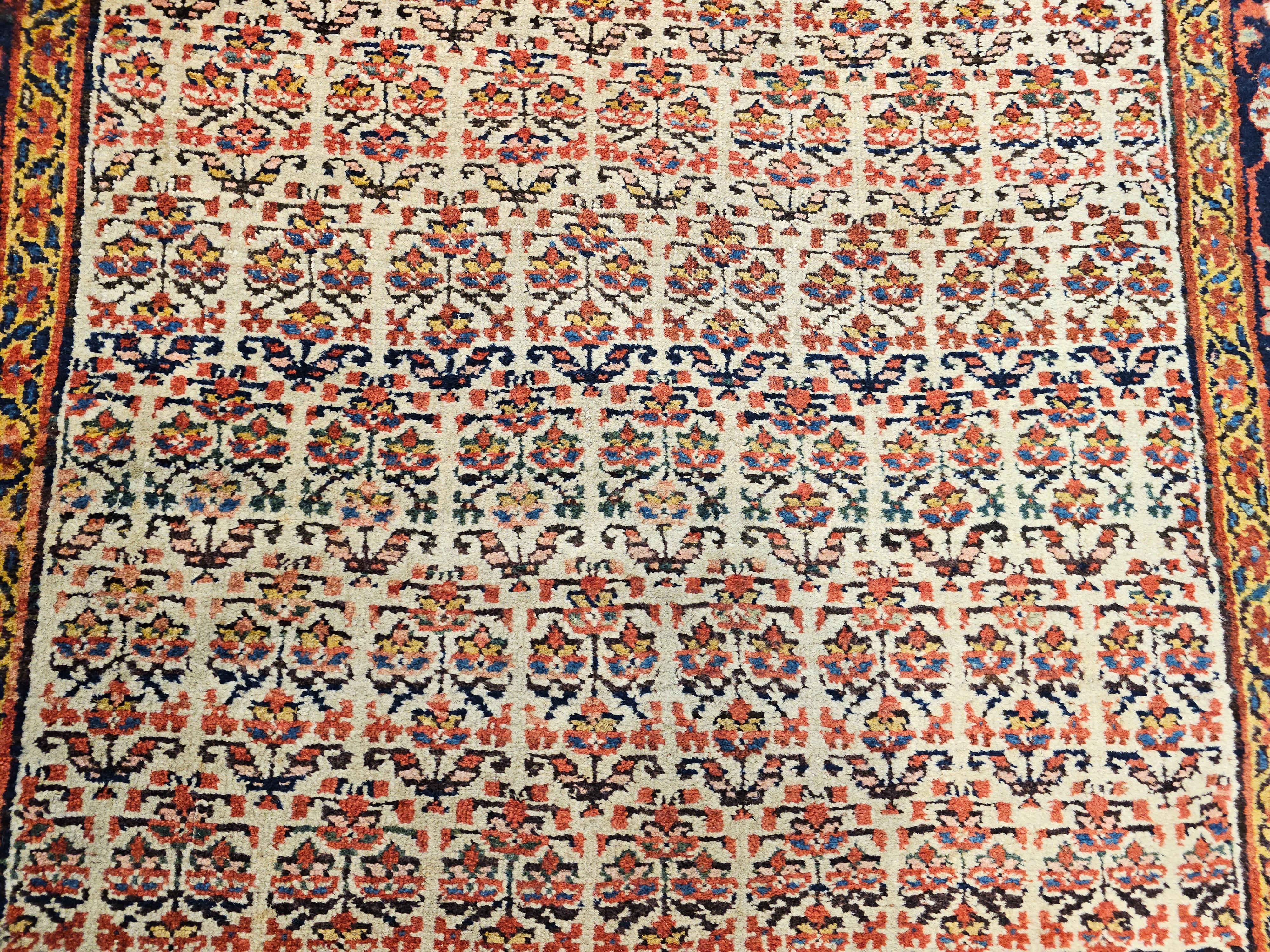 Persischer Bidjar-breiter Bidjar-Läufer des 19. Jahrhunderts mit Allover-Muster in Elfenbein, Marineblau, Grün im Angebot 3