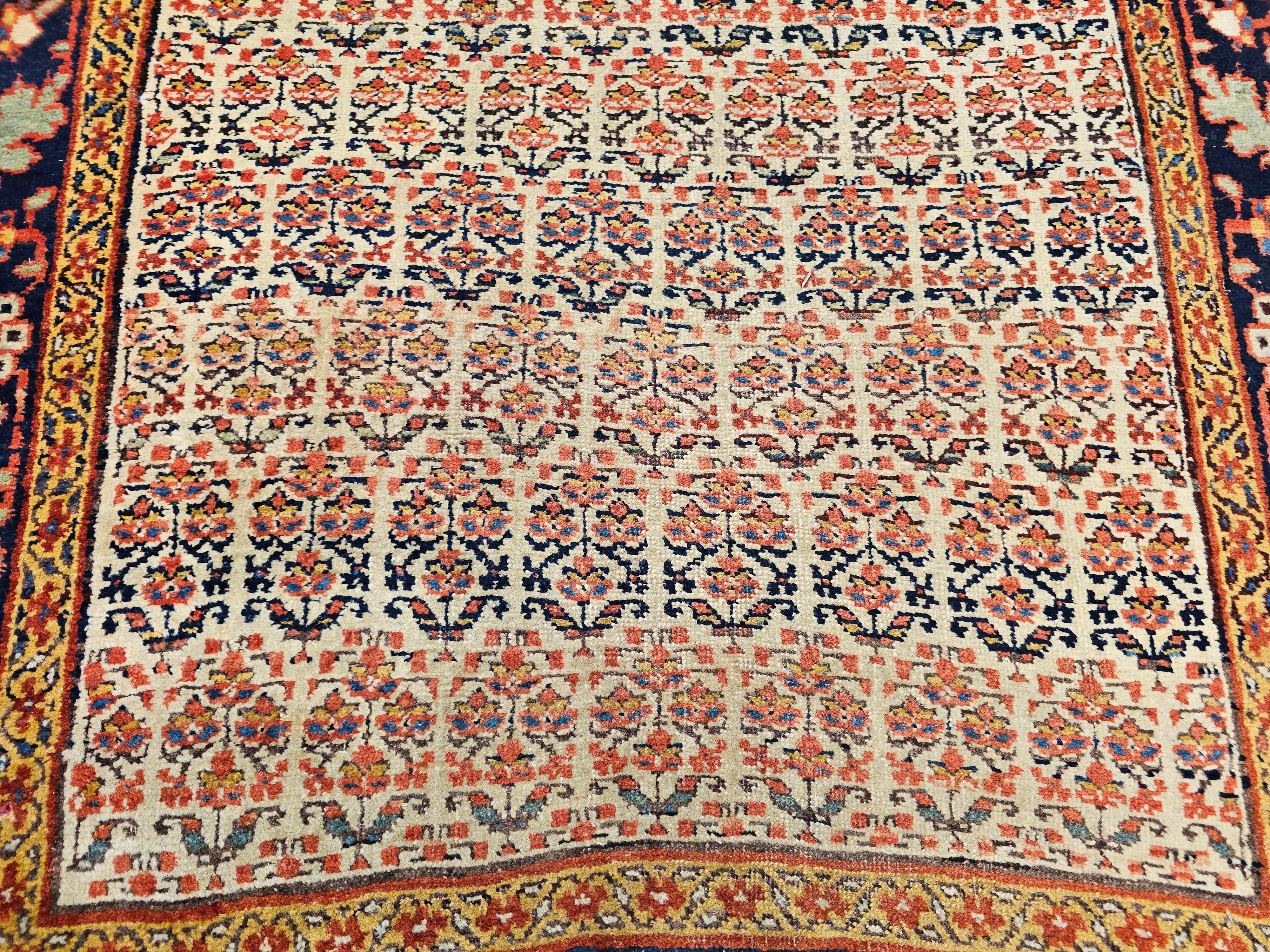 Persischer Bidjar-breiter Bidjar-Läufer des 19. Jahrhunderts mit Allover-Muster in Elfenbein, Marineblau, Grün im Angebot 4