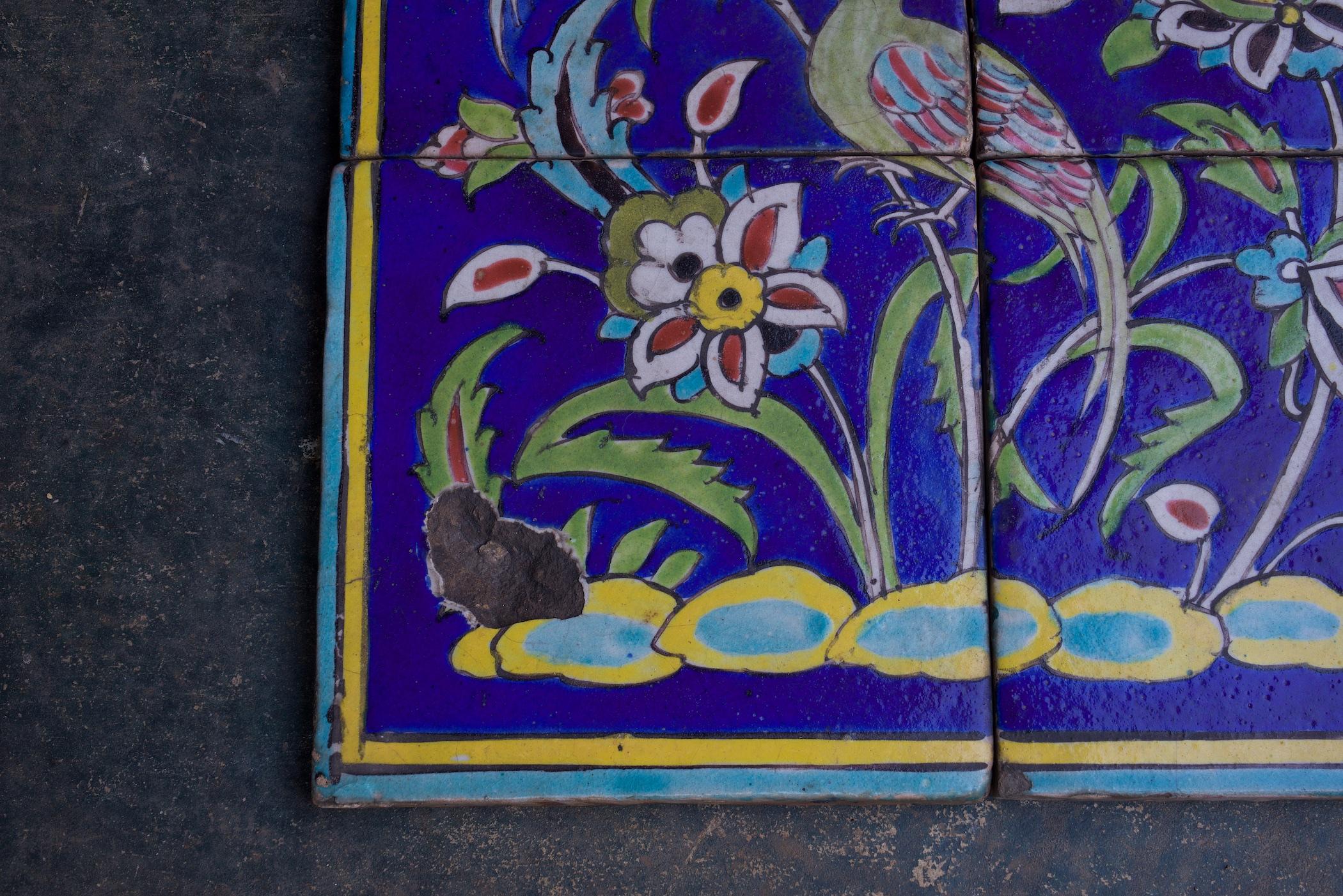 Six grands carreaux persans peints à la main à la fin du XIXe siècle. Pâte siliceuse peinte en polychromie sous glaçure incolore transparente. Chaque tuile mesure 8 par 8 et a une épaisseur de 0,75 pouce. 
