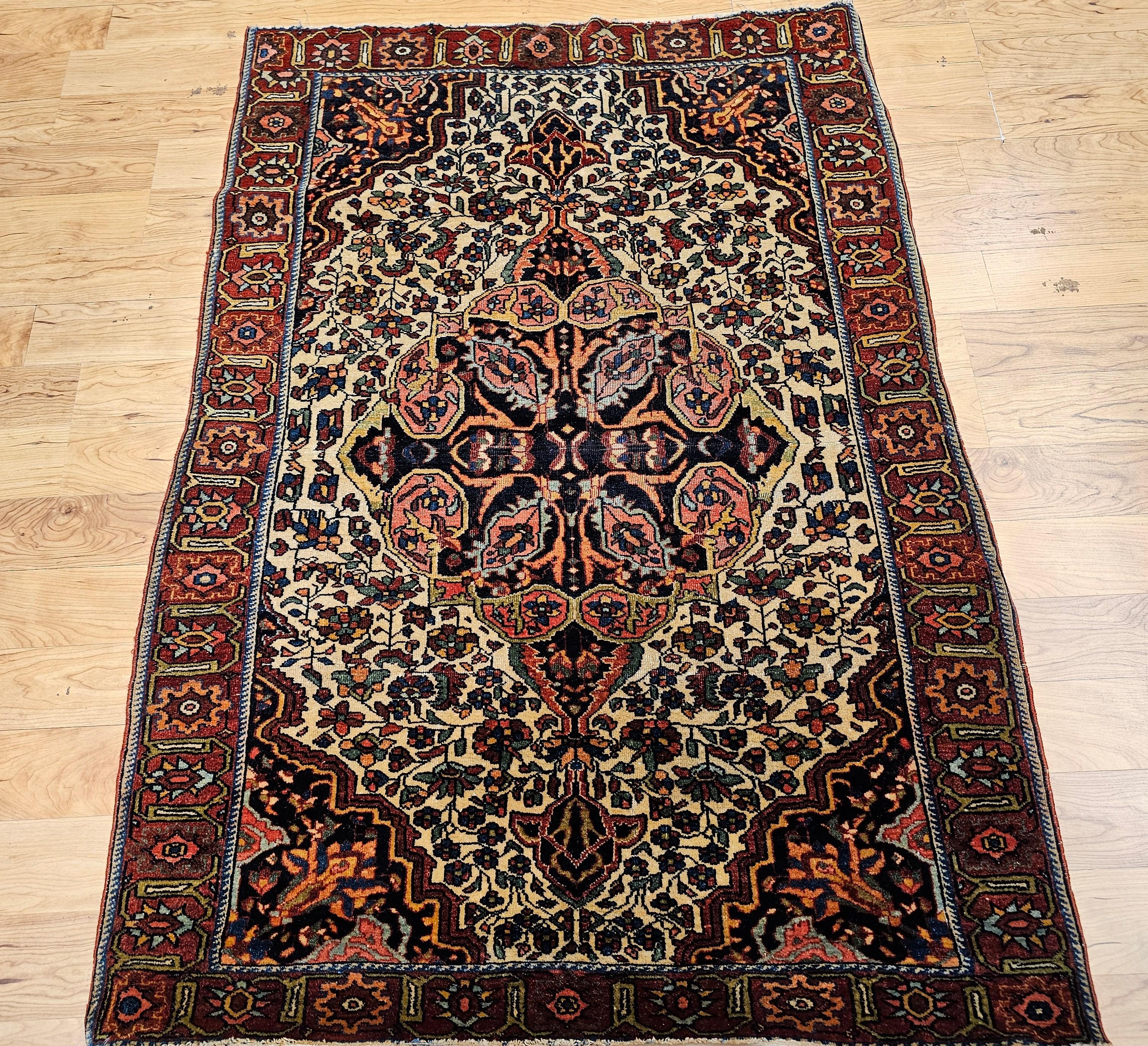 Der persische Farahan-Teppich aus dem 19. Jahrhundert vereint Schönheit, raffiniertes Design und eine Palette von Naturfarben. Der Farahan-Teppich mit dem Design Persian Garden aus dem letzten Viertel des 19. Jahrhunderts ist extrem fein gewebt.  